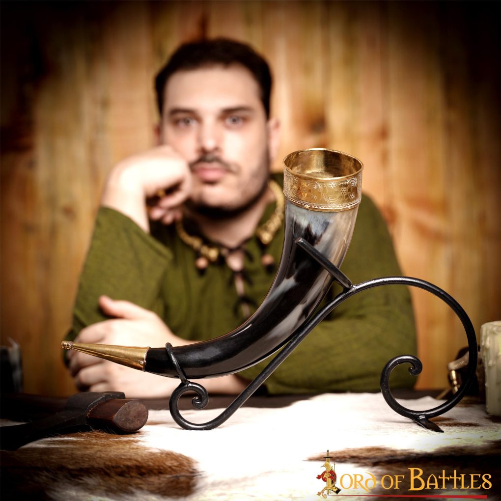 Imagen única de: Cuerno Medieval Vikingo para Beber con Accesorios de Latón Puro Cuerno de Buey Auténtico Hecho a Mano