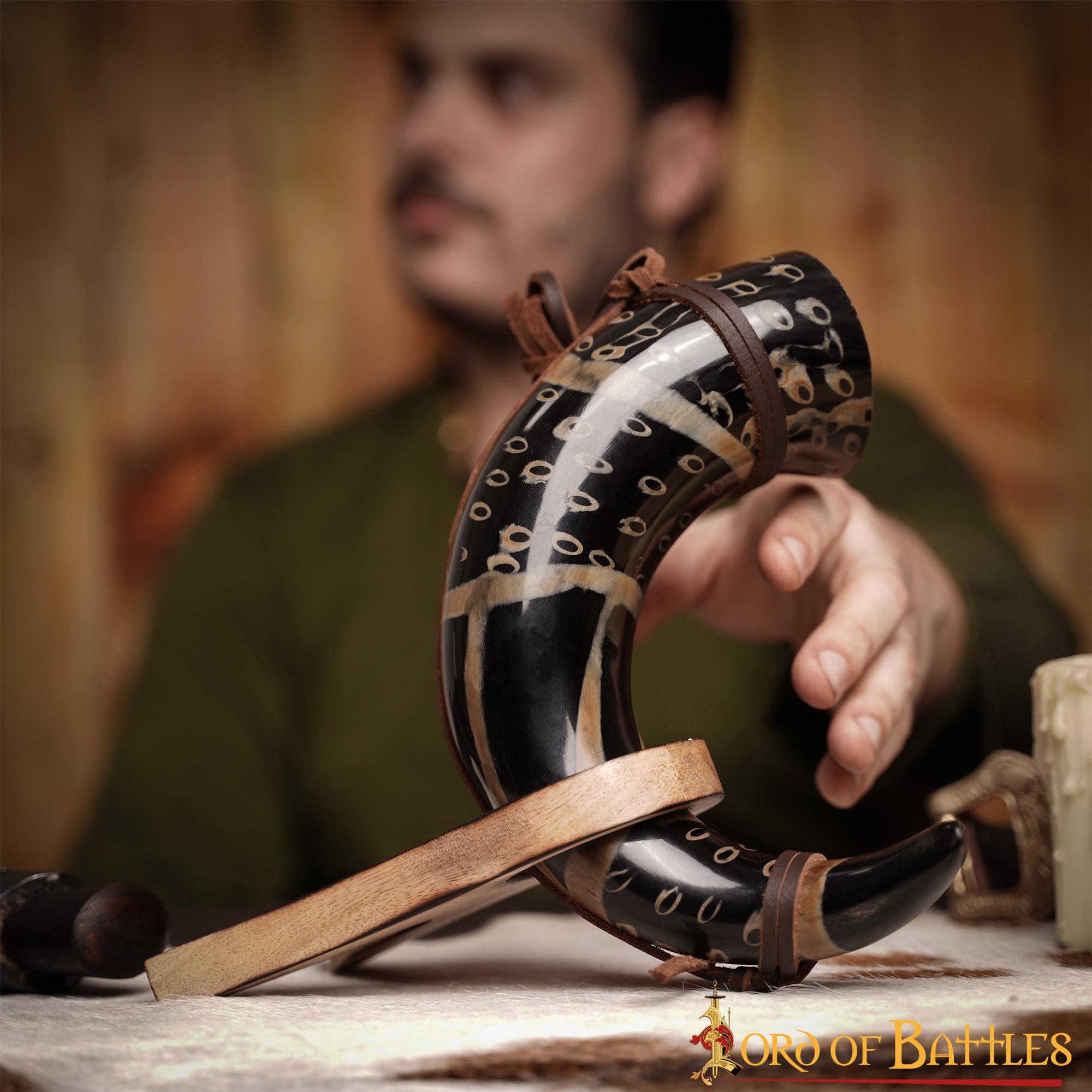 Imagen única de: Cuerno Medieval para Beber 400 - 500 Ml con Cuerda de Cuero Hecho a Mano Verdadero Cuerno de Buey