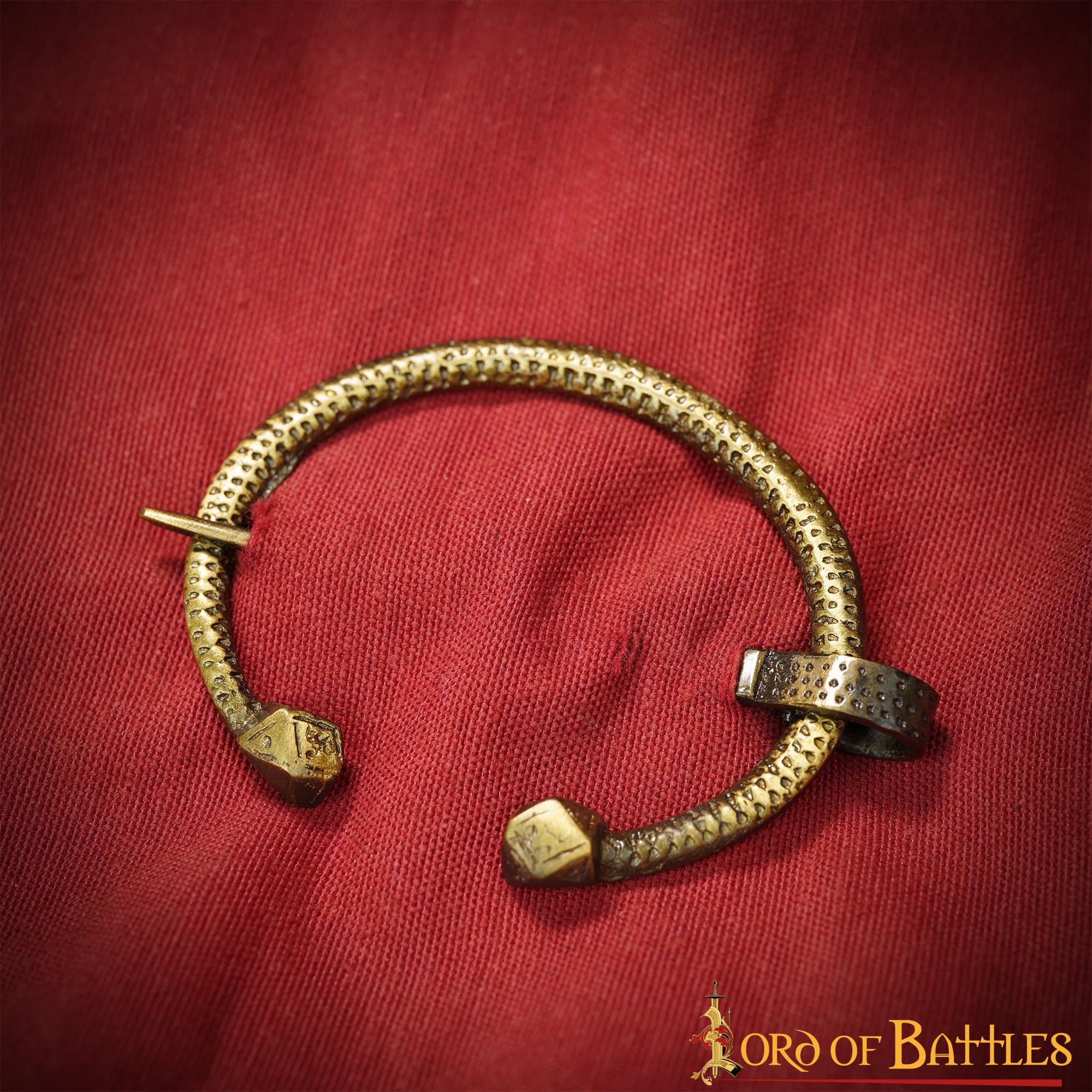 Imagen única de: Broche Penannular de Latón Antiguo - Capa Vikinga