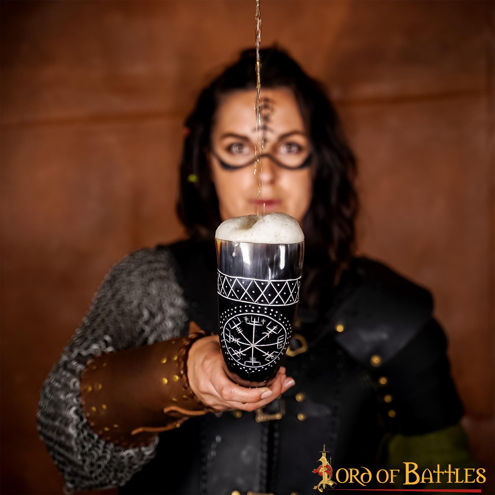 Imagen única de: El Cuerno para Beber Vegvisir 400 - 500 Ml Hecho a Mano con Auténtico Cuerno de Buey