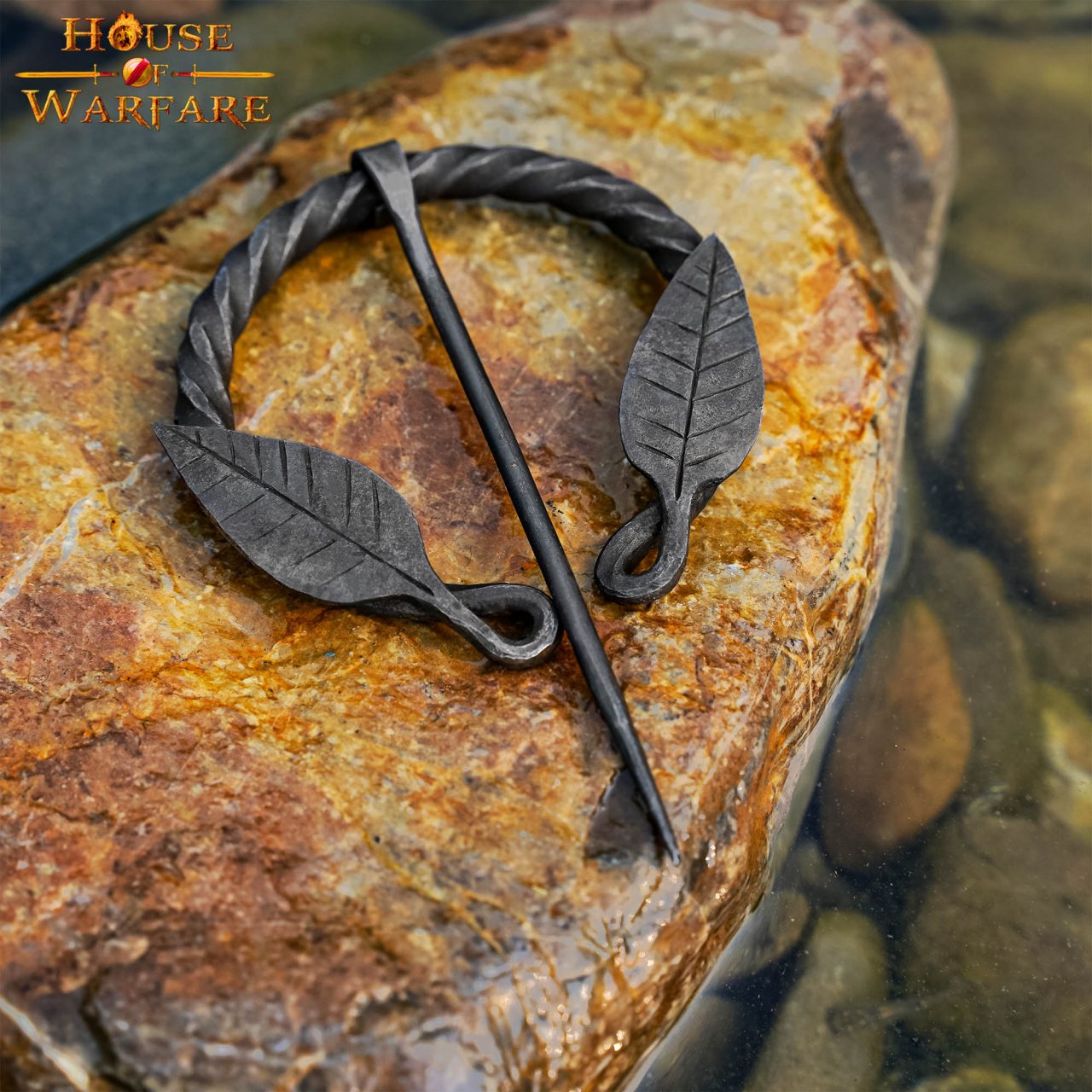 Imagen única de: Alfiler de Capa Medieval de Hierro Forjado a Mano con Motivo de Hojas - Broche de Fíbula Estilo Vikingo