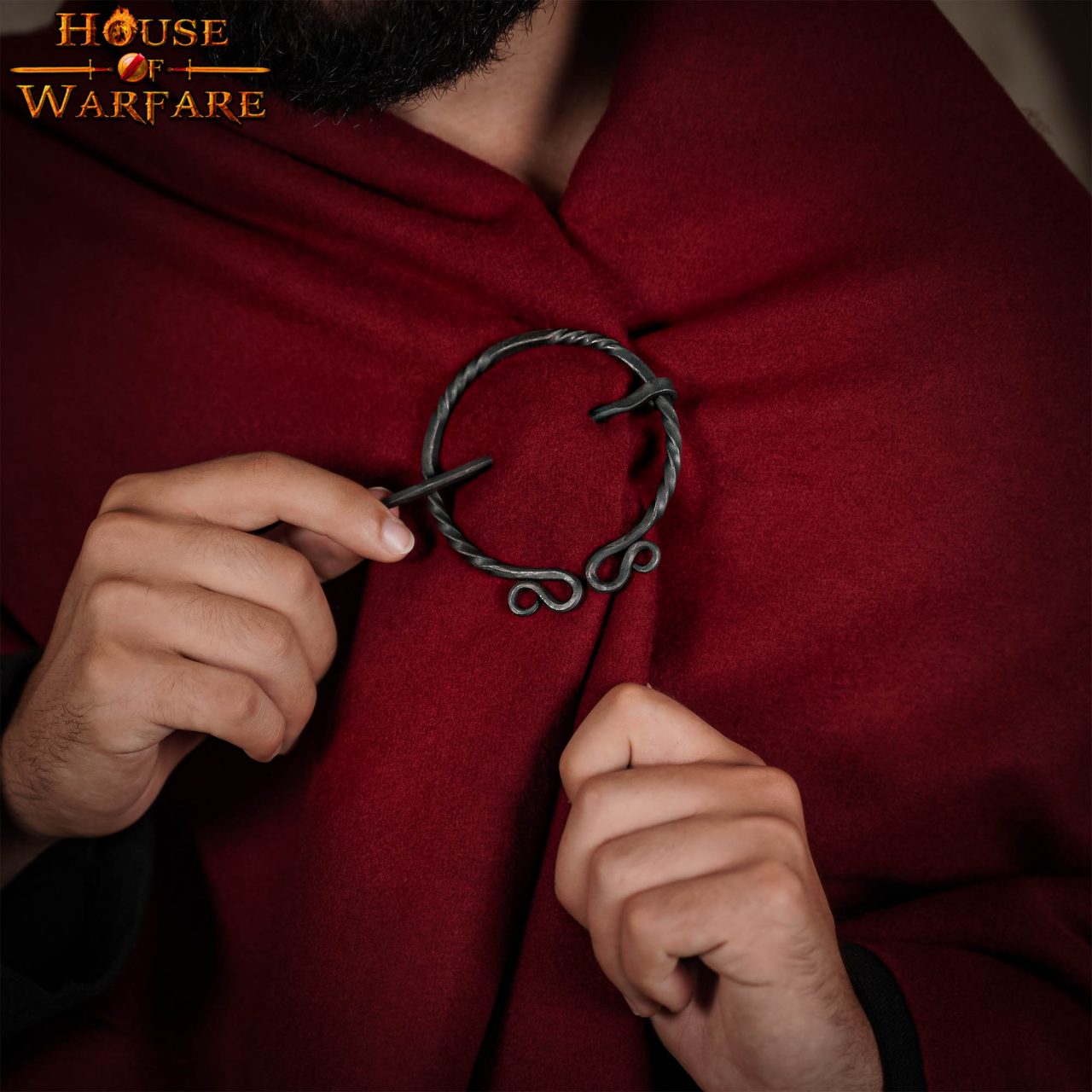 Imagen única de: Broche Vikingo de Hierro Forjado a Mano - Alfiler de Capa Medieval - Accesorio de Sujeción Nórdico Auténtico