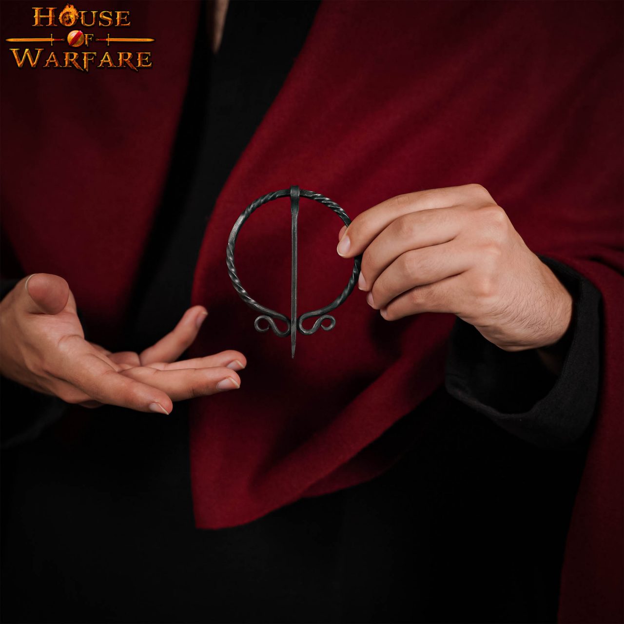 Imagen única de: Broche Vikingo de Hierro Forjado a Mano - Alfiler de Capa Medieval - Accesorio de Sujeción Nórdico Auténtico