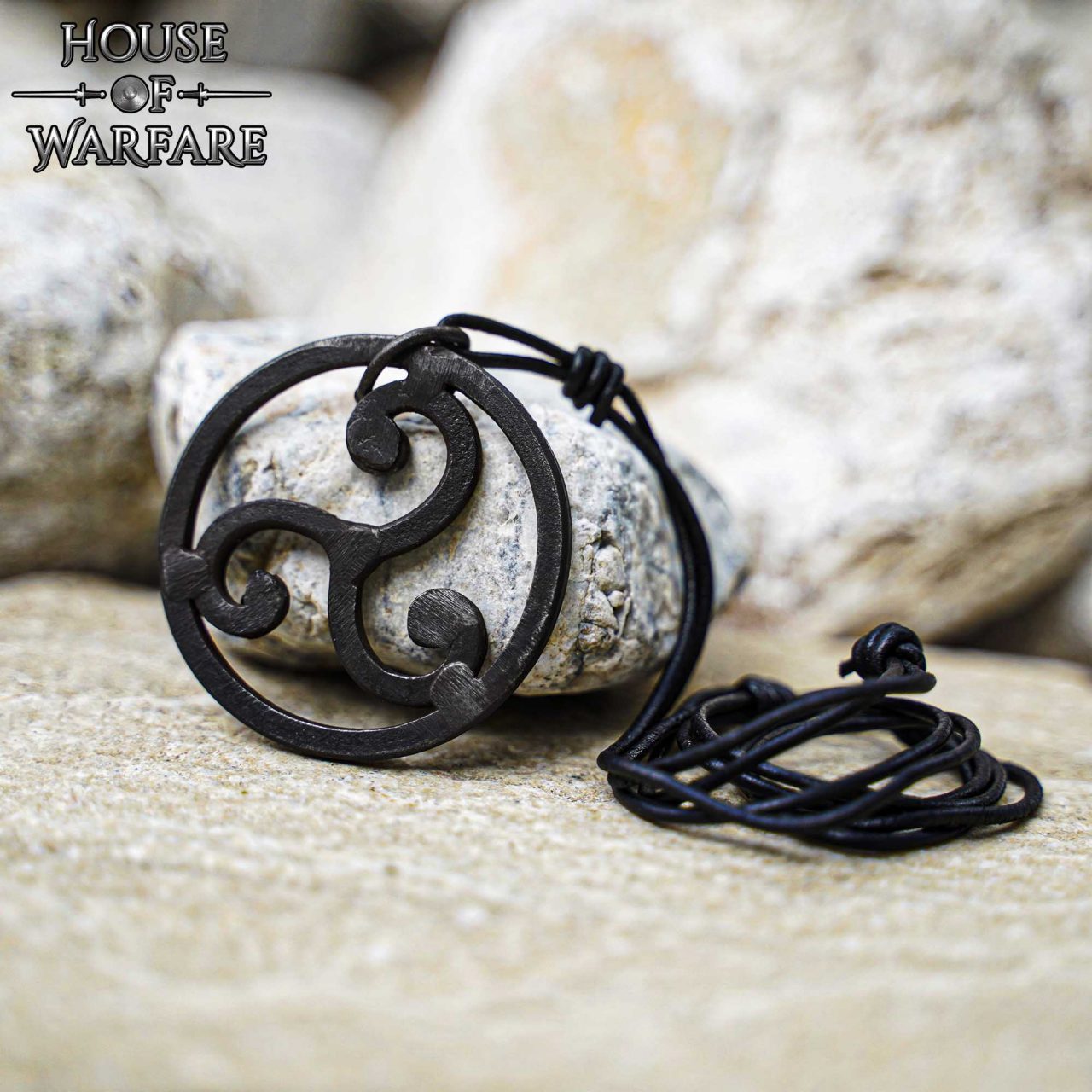 Imagen única de: El Guerrero Celta Colgante Triskelion Forjado a Mano con Cordón de Cuero