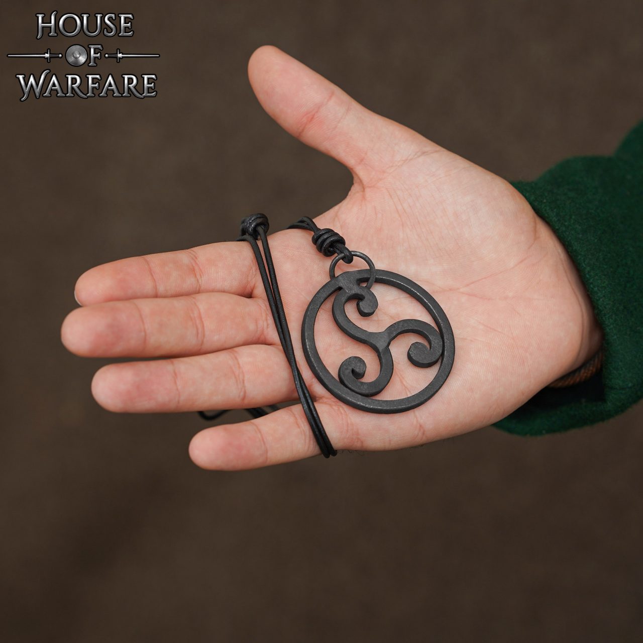 Imagen única de: El Guerrero Celta Colgante Triskelion Forjado a Mano con Cordón de Cuero