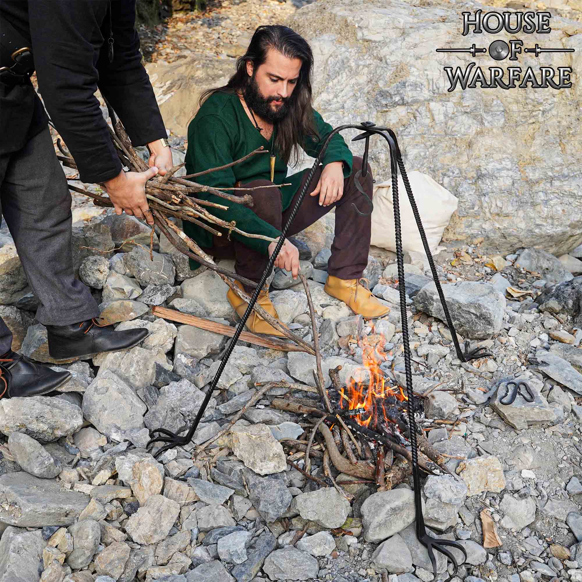 Imagen única de: Trípode de Cocina de Hierro Medieval Forjado a Mano - Acabado en Negro Soporte de Hoguera para Cocinar Al Aire Libre