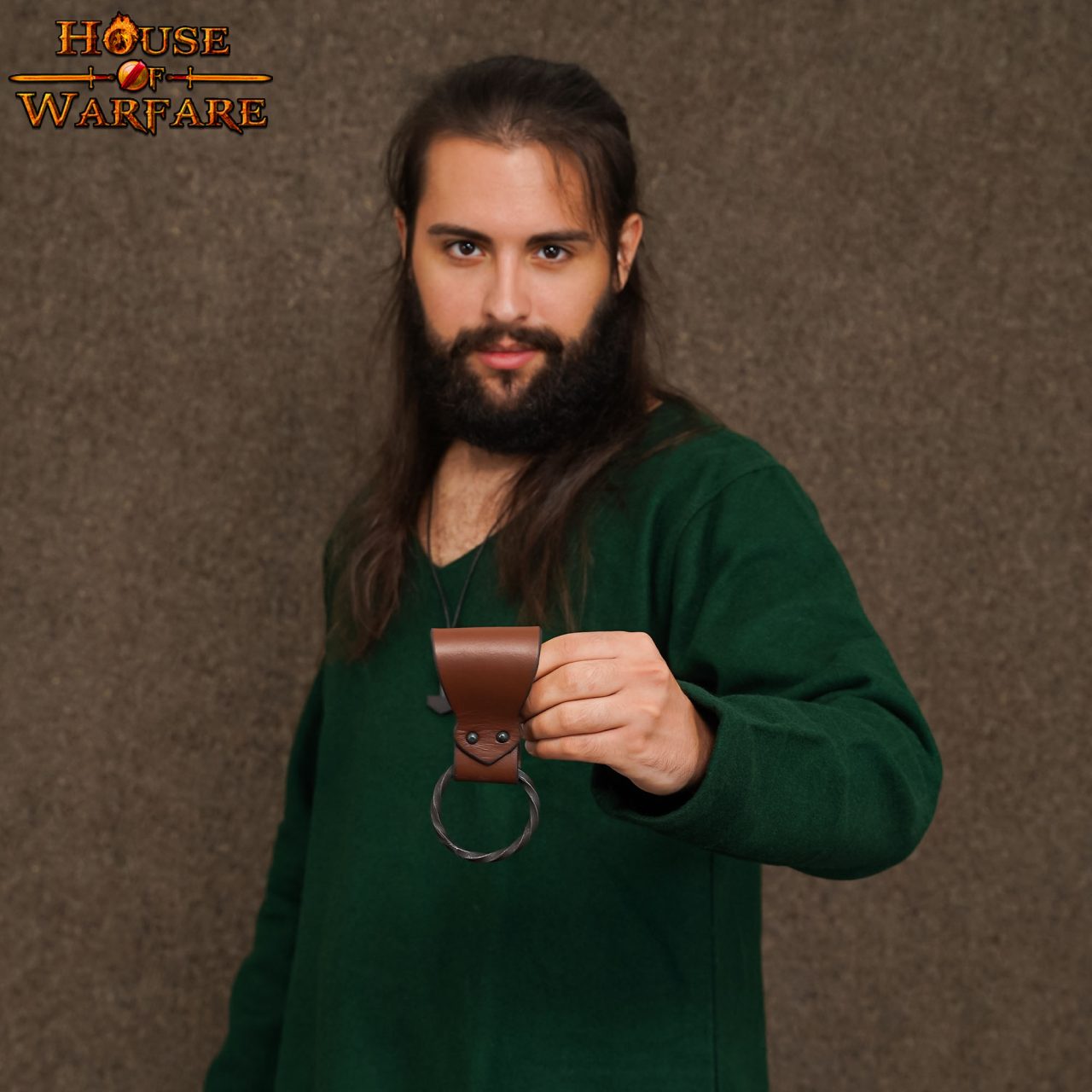 Imagen única de: Rana Medieval de Cuero con Anillo de Hierro Torcido Forjado a Mano - Porta Cinturón Marrón para Hachas, Espadas y Herramientas - 6 "x1.5"