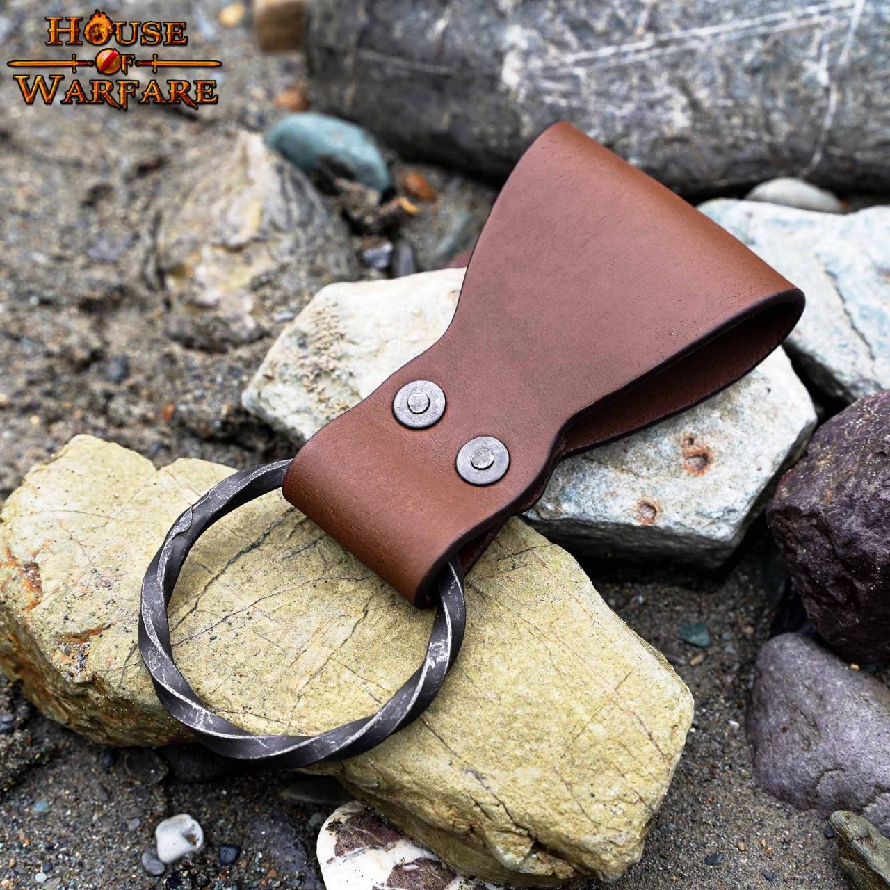 Imagen única de: Rana Medieval de Cuero con Anillo de Hierro Torcido Forjado a Mano - Porta Cinturón Marrón para Hachas, Espadas y Herramientas - 6 "x1.5"
