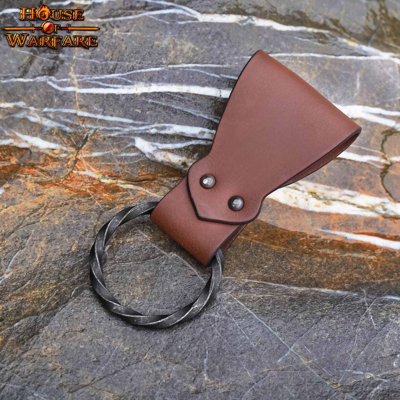 Imagen única de: Rana Medieval de Cuero con Anillo de Hierro Torcido Forjado a Mano - Porta Cinturón Marrón para Hachas, Espadas y Herramientas - 6 "x1.5"