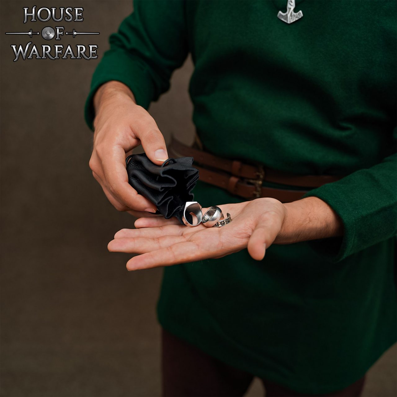 Imagen única de: Monedero Pequeño de Cuero - Bolsita Artesanal Negra con Cordón para Monedas, Dados, Joyas