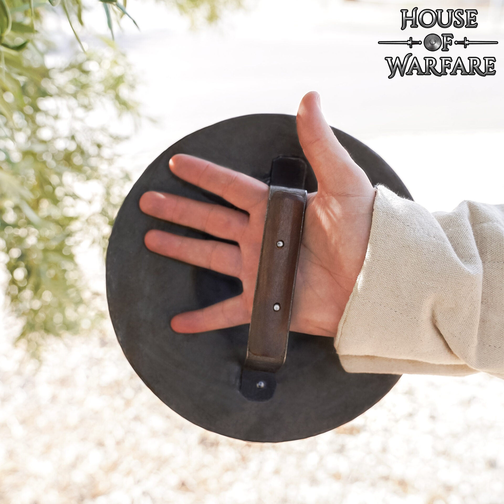 Imagen única de: Escudo Medieval de Acero Calibre 14 23cm - Escudo Redondo Hecho a Mano con Empuñadura de Madera y Acabado Antiguo