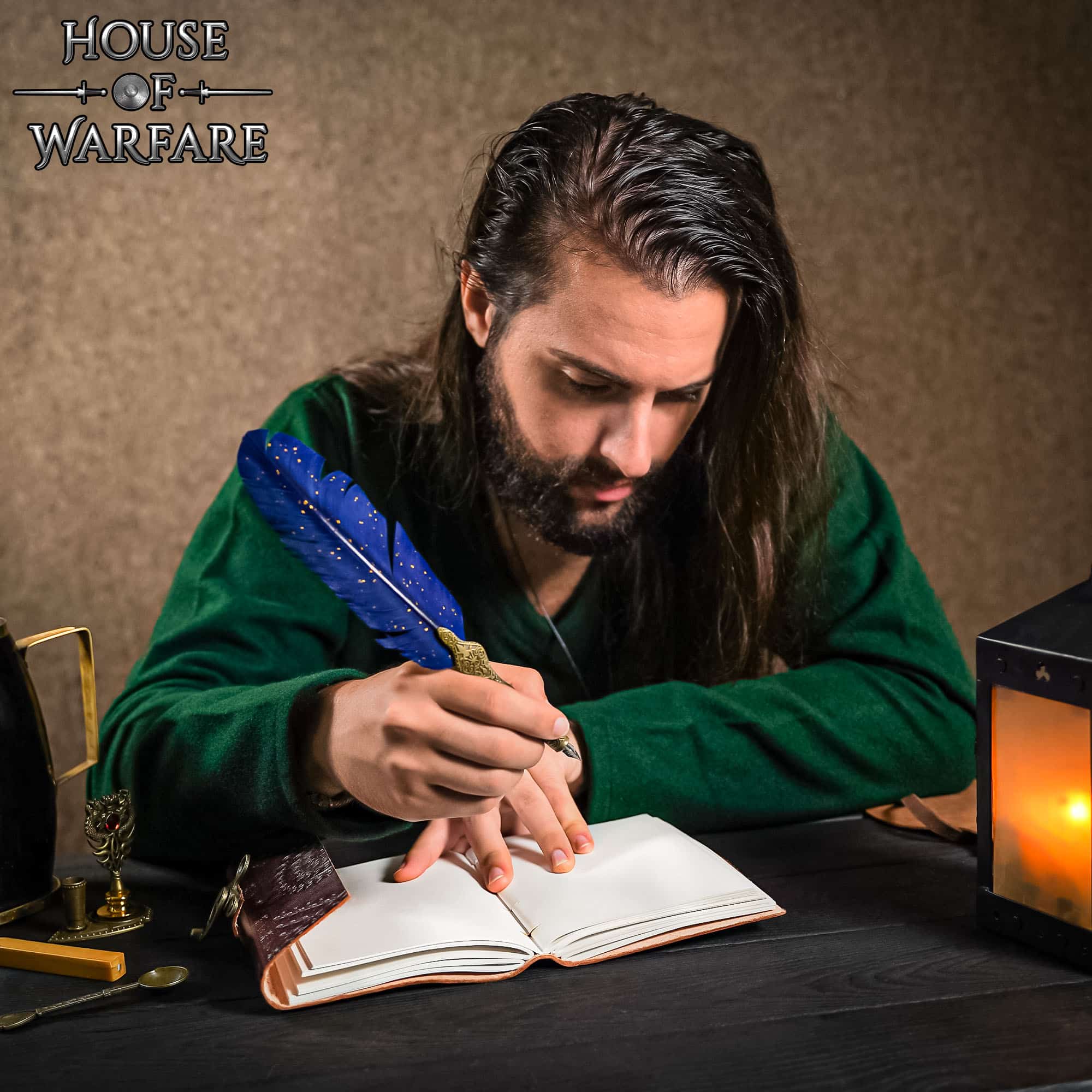 Imagen única de: Diario Medieval de Cuero Grabado con Piedra Azul - Diario Artesanal con Cerradura de Latón