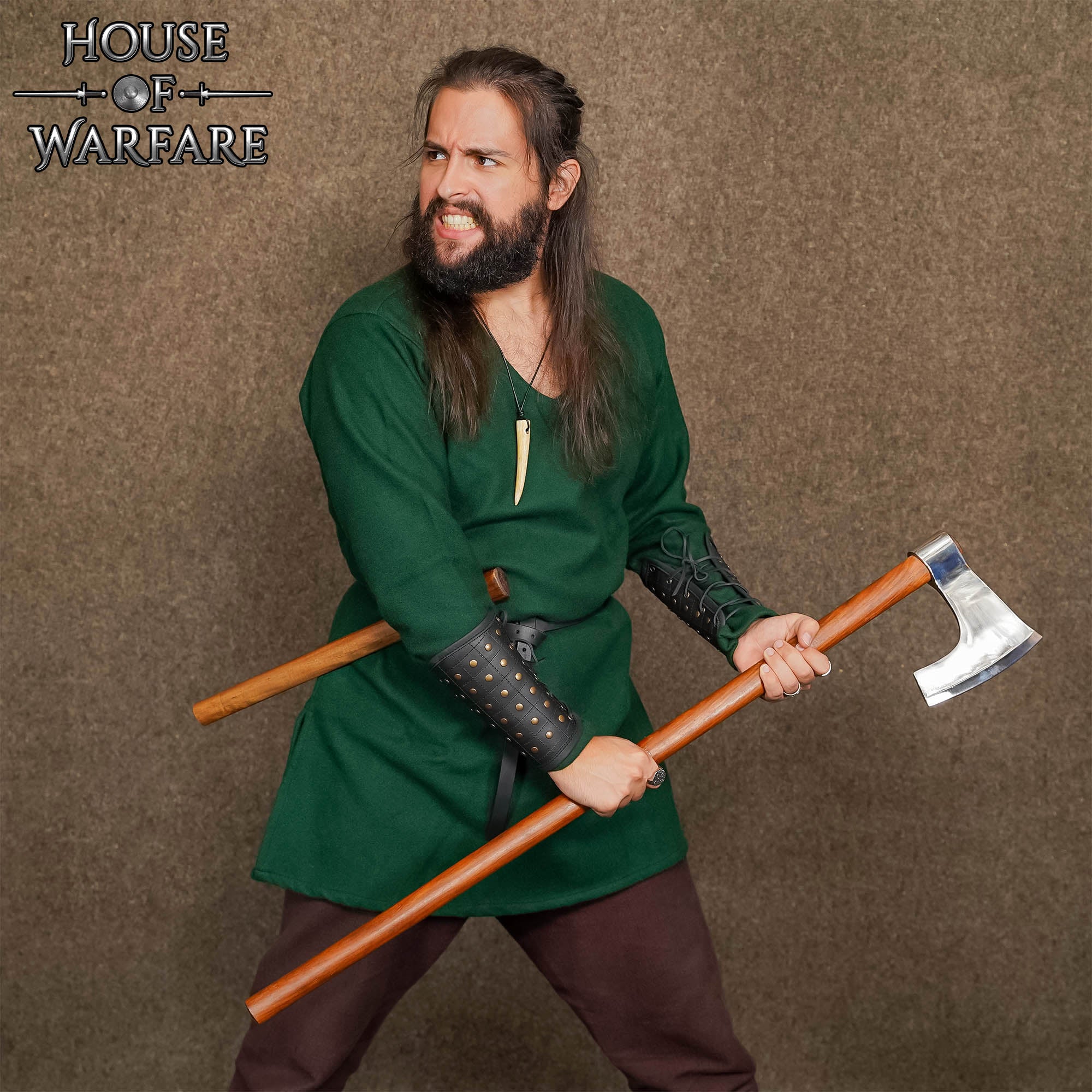 Imagen única de: Brazales Medievales de Cuero con Remaches de Latón con Cordón de Cuero - Guardabrazos para Larp, Sca y Disfraces de Fantasía