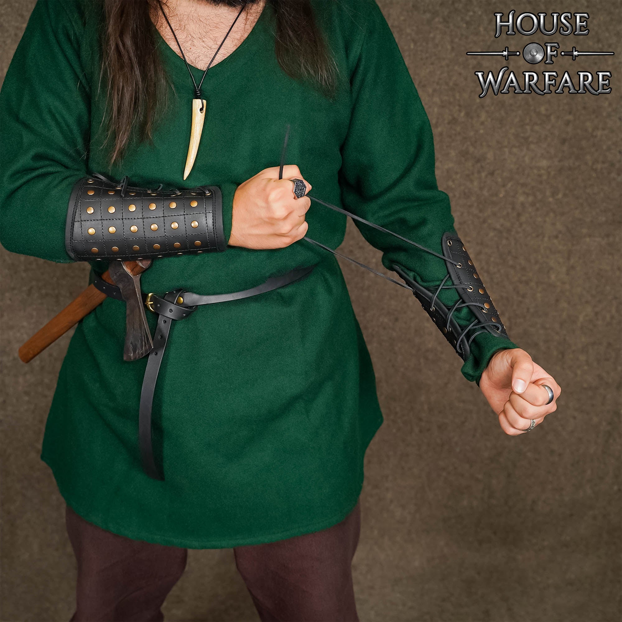 Imagen única de: Brazales Medievales de Cuero con Remaches de Latón con Cordón de Cuero - Guardabrazos para Larp, Sca y Disfraces de Fantasía