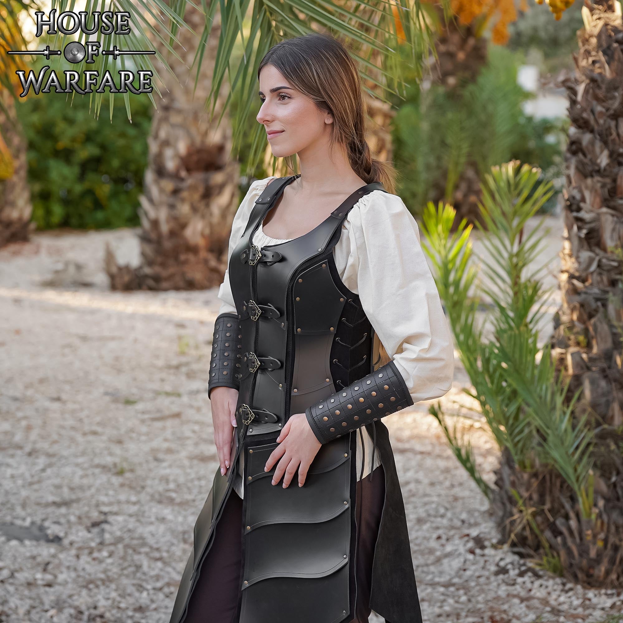 Imagen única de: Brazales Medievales de Cuero con Remaches de Latón con Cordón de Cuero - Guardabrazos para Larp, Sca y Disfraces de Fantasía