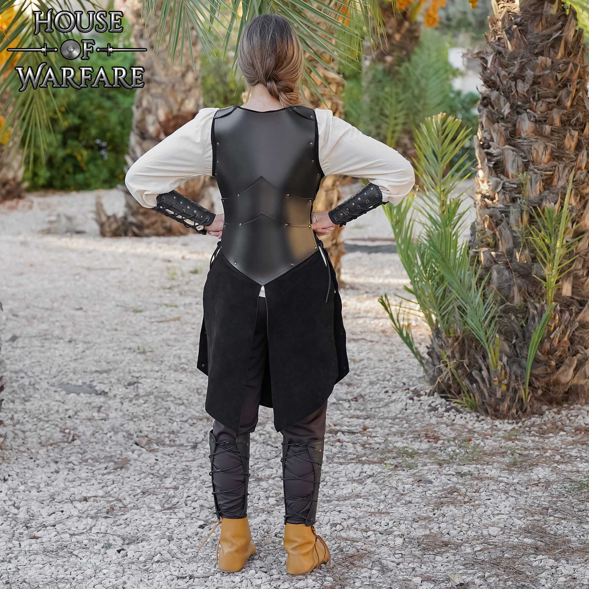 Imagen única de: Brazales Medievales de Cuero con Remaches de Latón con Cordón de Cuero - Guardabrazos para Larp, Sca y Disfraces de Fantasía