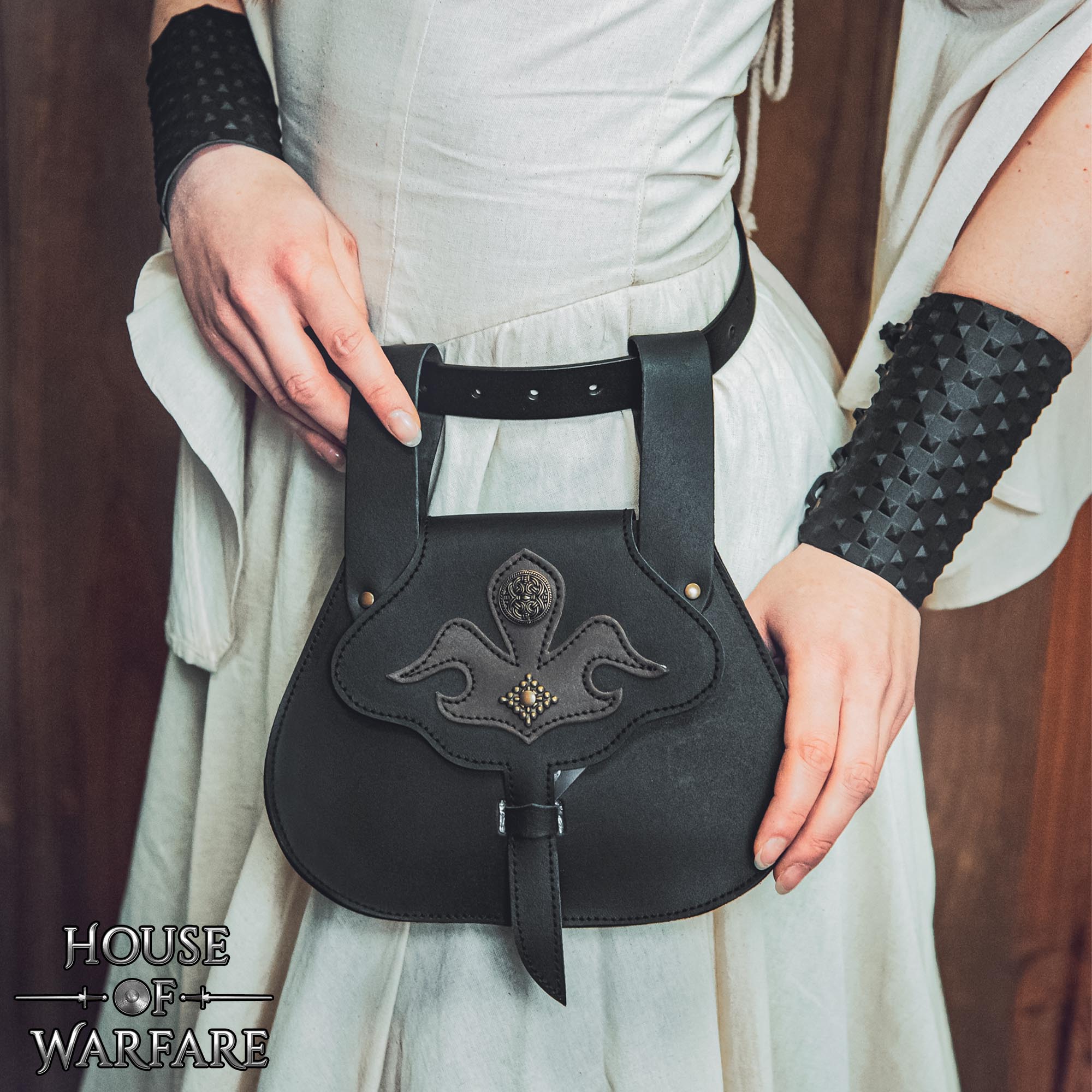 Imagen única de: Riñonera Medieval de Cuero con Apliques y Remaches - Estilo Medieval Tardío