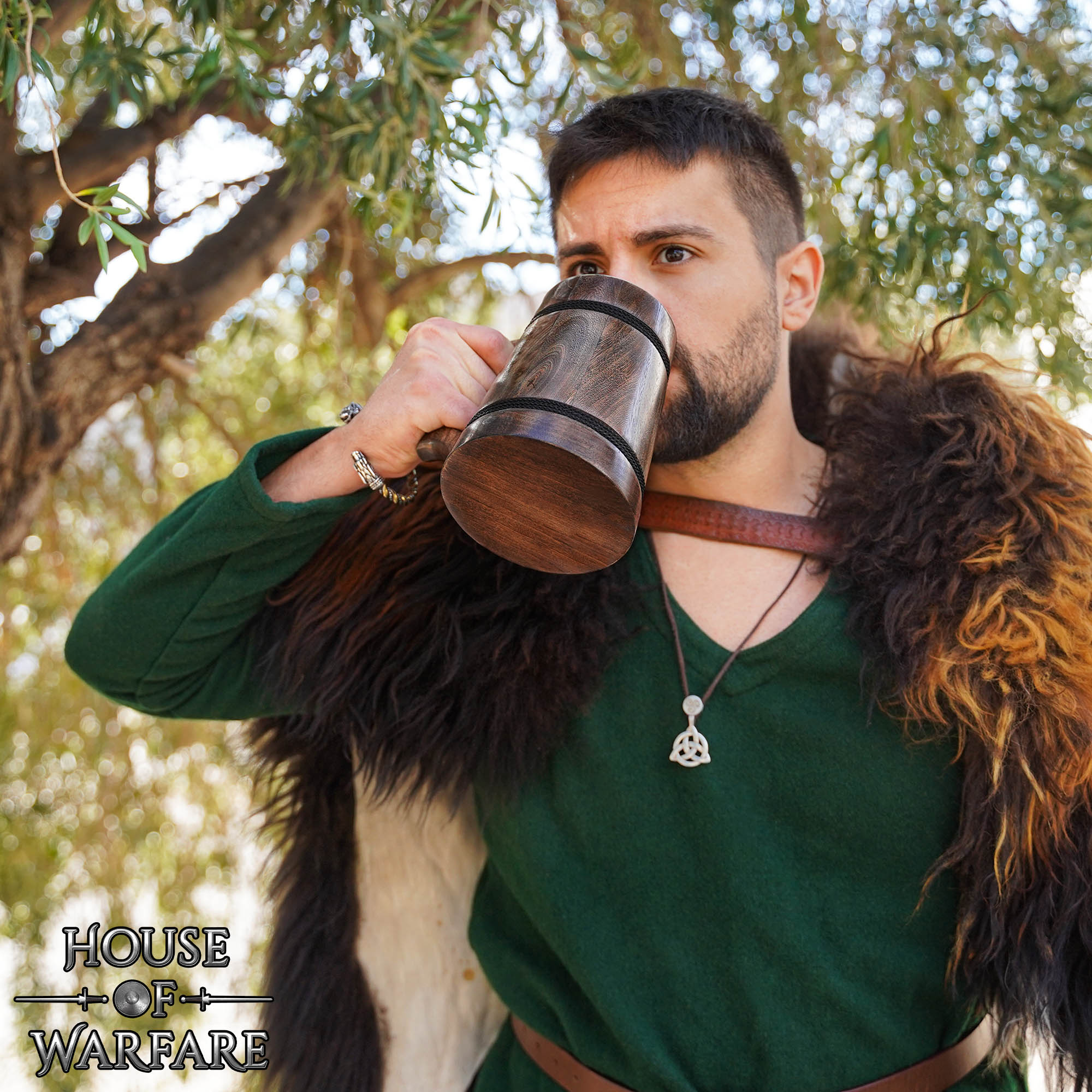 Imagen única de: Jarra Vikinga de Madera con Revestimiento de Acero Inoxidable - Acabado Pulido