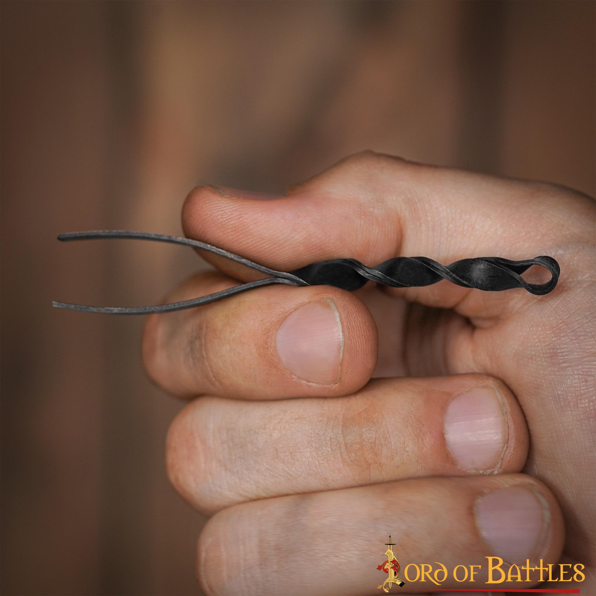 Imagen única de: Pinza Medieval de Hierro Forjada a Mano - Herramienta Tradicional de Aseo con Mango Retorcido