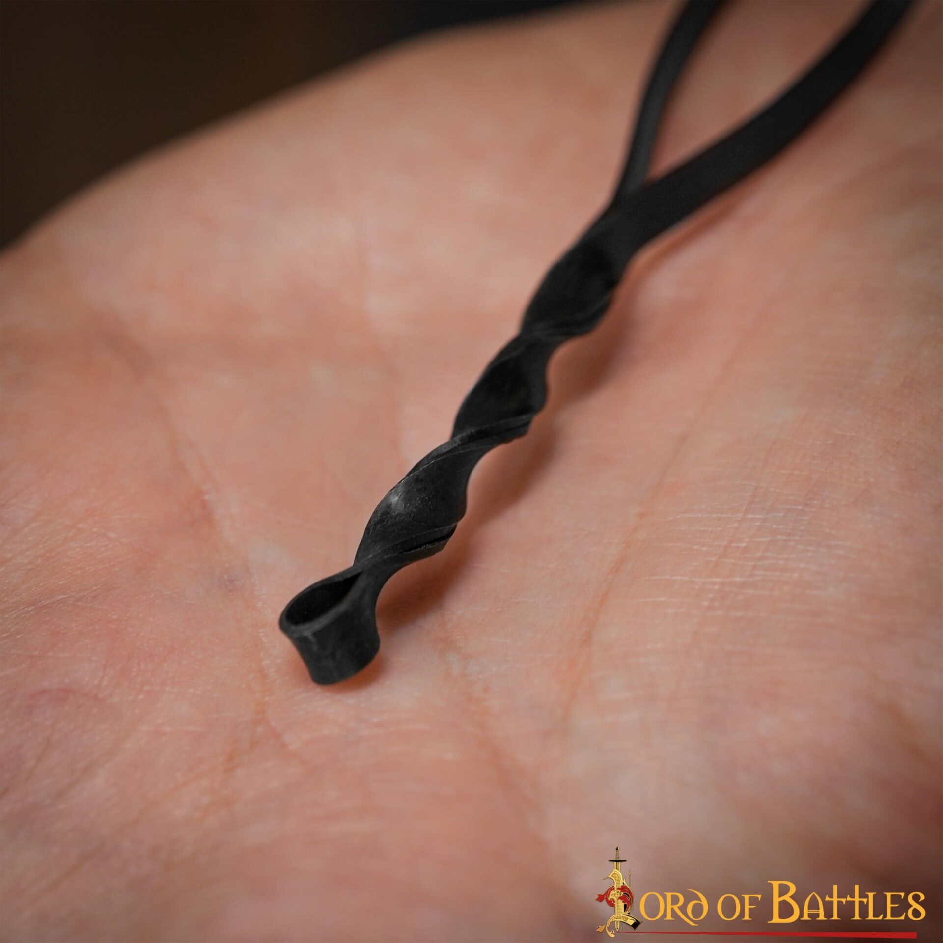 Imagen única de: Pinza Medieval de Hierro Forjada a Mano - Herramienta Tradicional de Aseo con Mango Retorcido