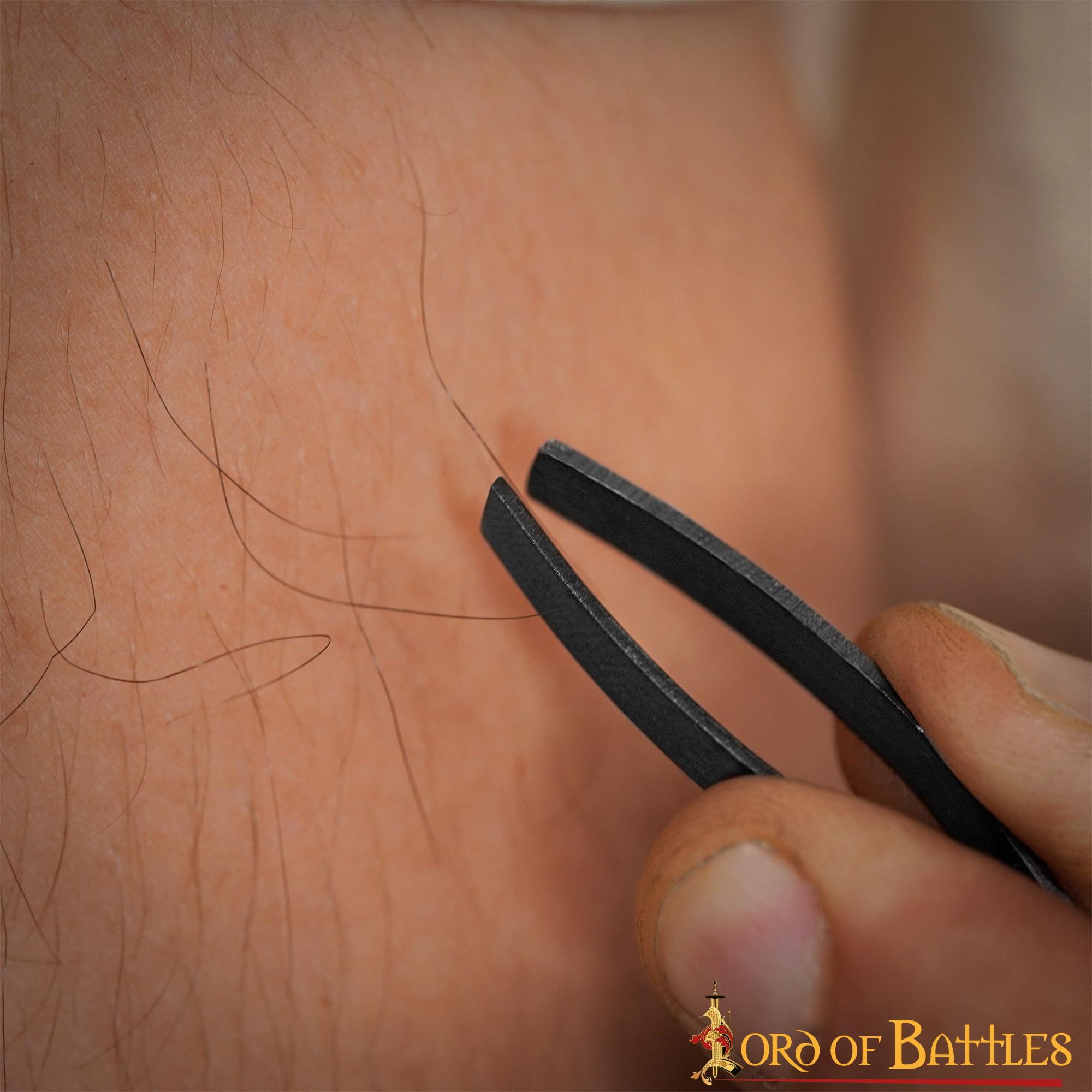 Imagen única de: Pinza Medieval de Hierro Forjada a Mano - Herramienta Tradicional de Aseo con Mango Retorcido