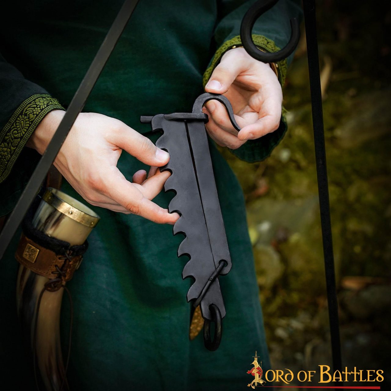 Imagen única de: Hervidor Medieval de Hierro Forjado a Mano Sierra de Campamento Funcional