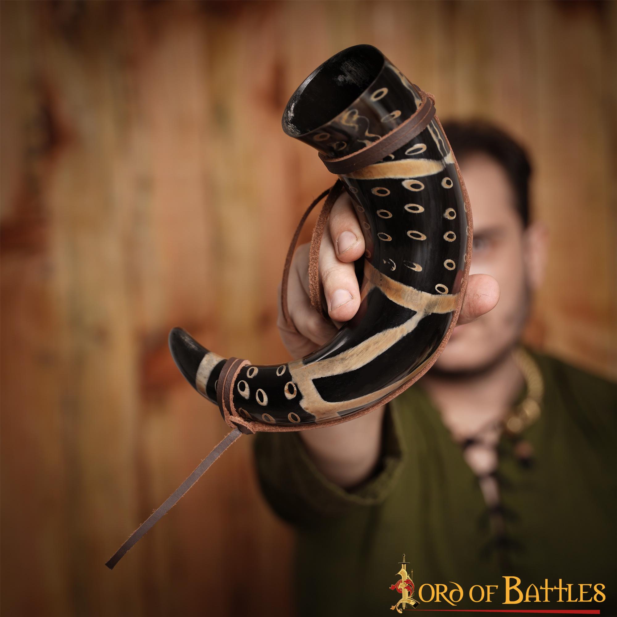 Imagen única de: Cuerno Medieval para Beber 400 - 500 Ml con Cuerda de Cuero Hecho a Mano Verdadero Cuerno de Buey