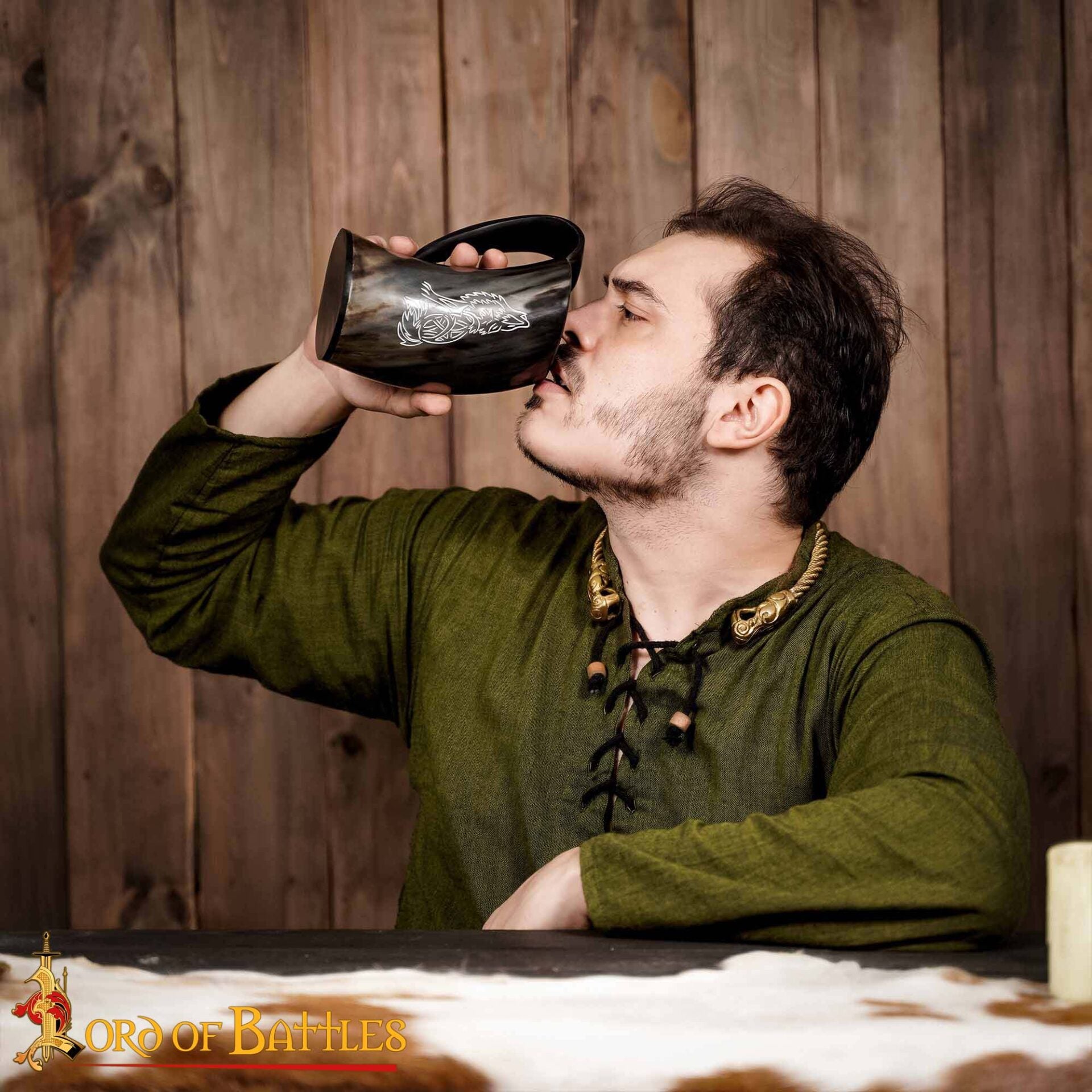 Imagen única de: Jarro Vikingo de Cuerno con Nudos de Lobo Celta (600ml)