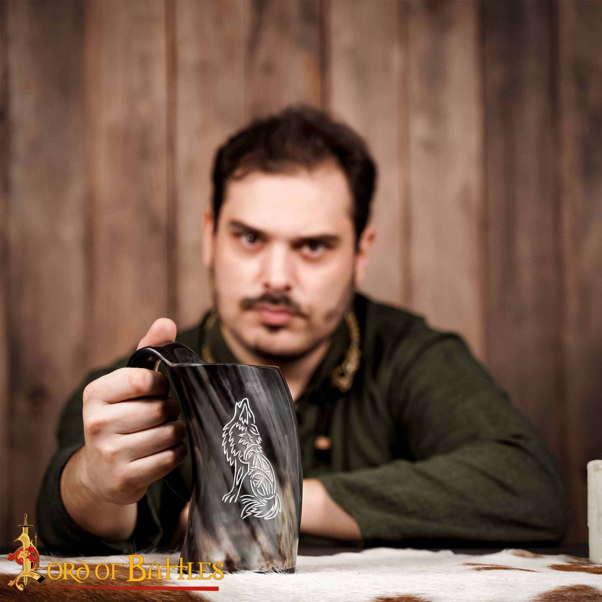 Imagen única de: Jarro Vikingo de Cuerno con Nudos de Lobo Celta (600ml)