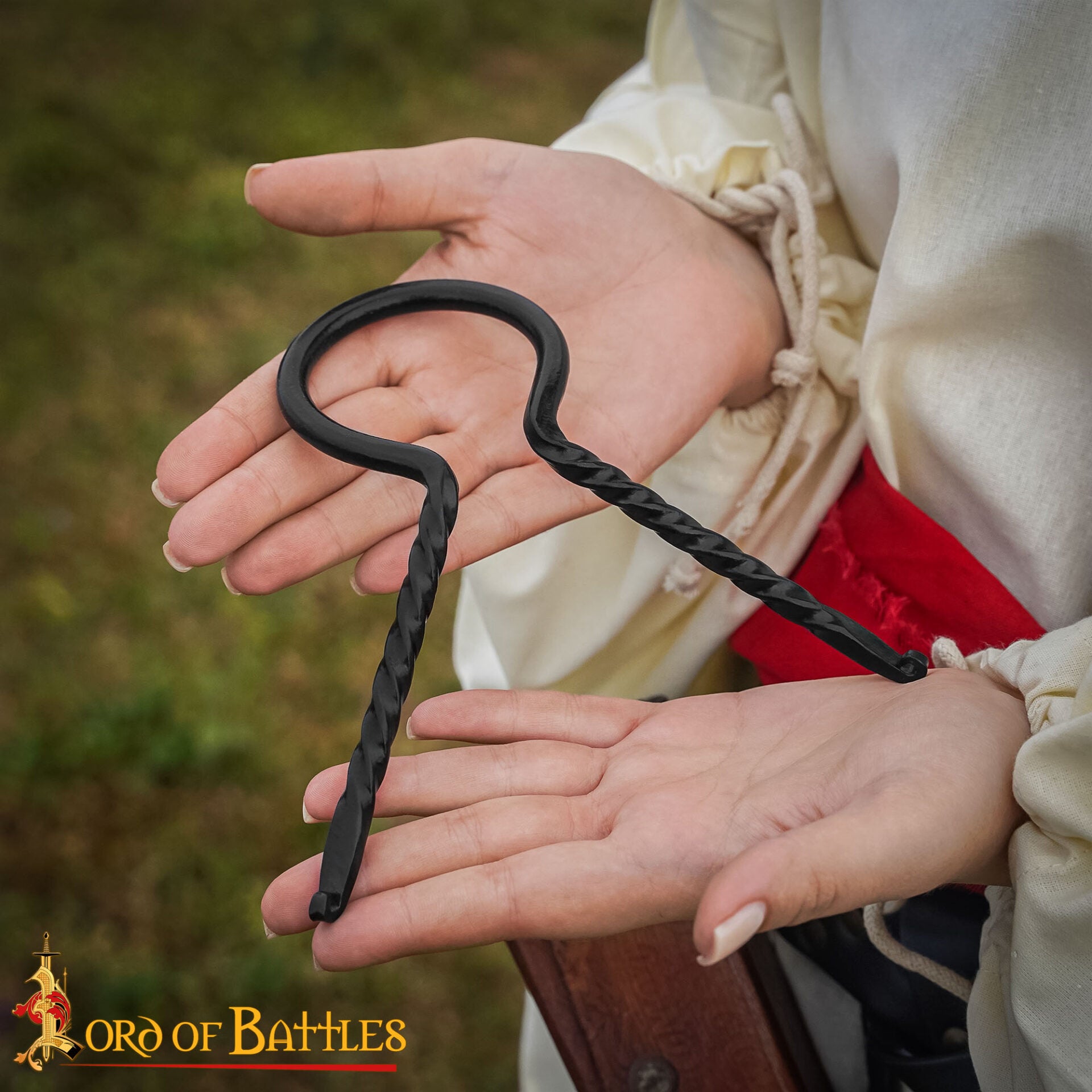 Imagen única de: Soporte Medieval de Hierro Forjado para Cuernos de Beber - Soporte para Cuernos Forjado a Mano con Acabado de Aceite Ennegrecido