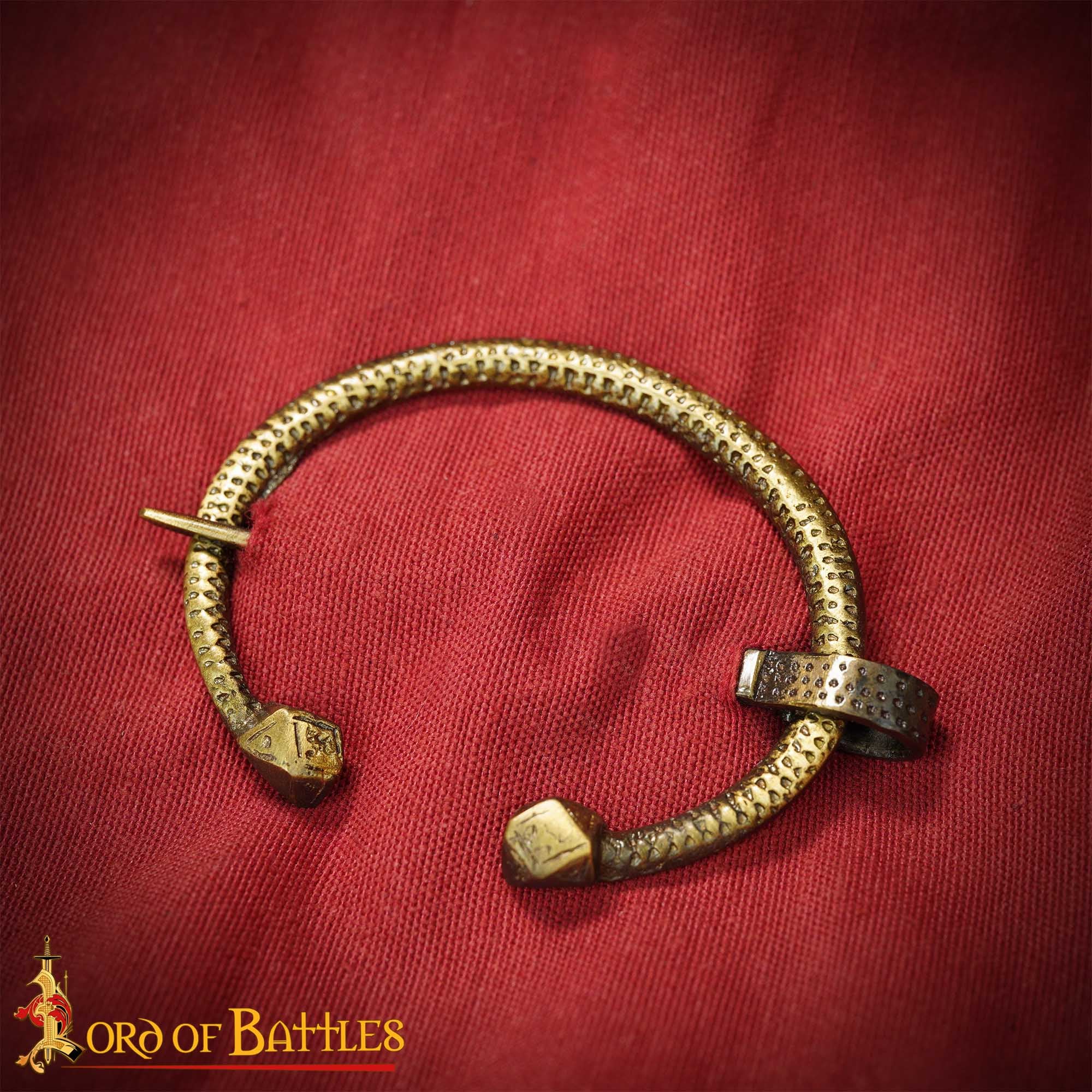 Imagen única de: Broche Penannular de Latón Antiguo - Capa Vikinga