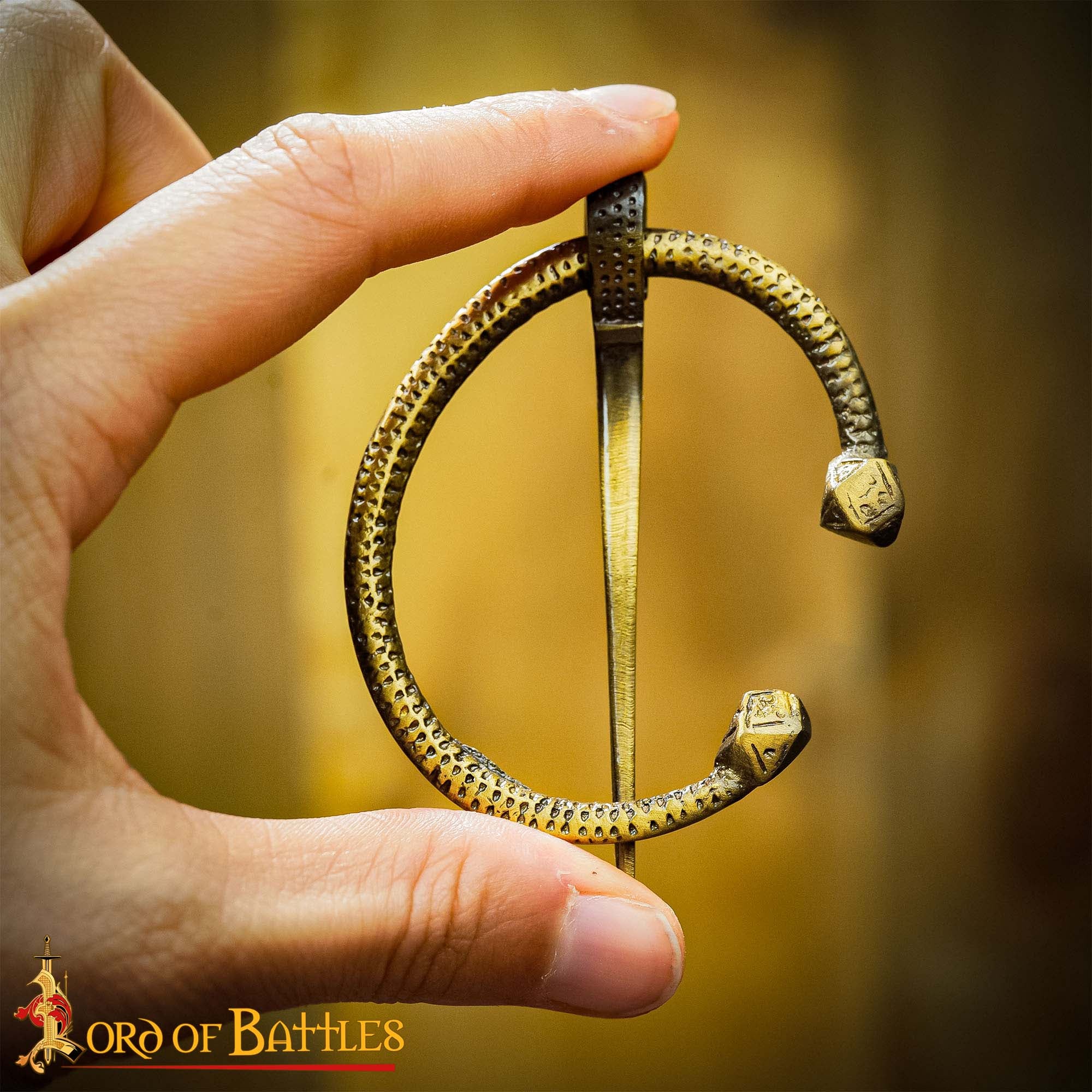 Imagen única de: Broche Penannular de Latón Antiguo - Capa Vikinga