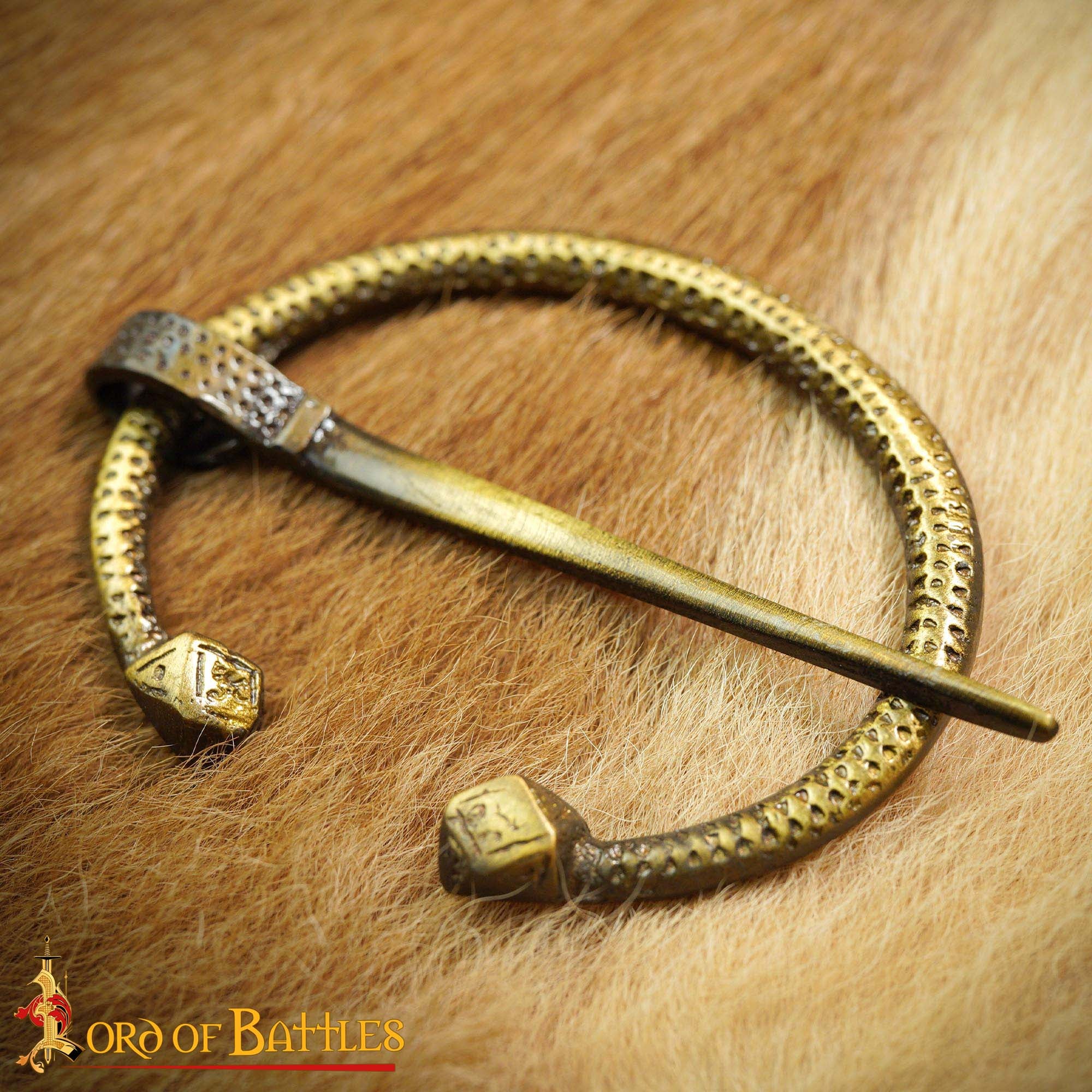 Imagen única de: Broche Penannular de Latón Antiguo - Capa Vikinga