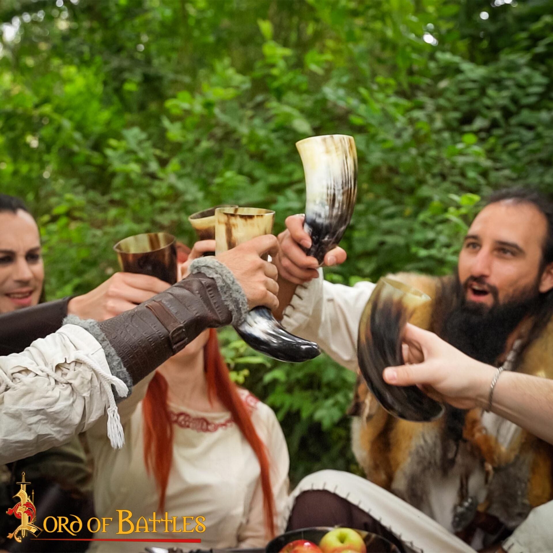 Imagen única de: Viking Drinking Ox Horn Juego de 4 - Jarras de Cuerno Pulido de 400 Ml con Bolsa de Almacenamiento de Lona