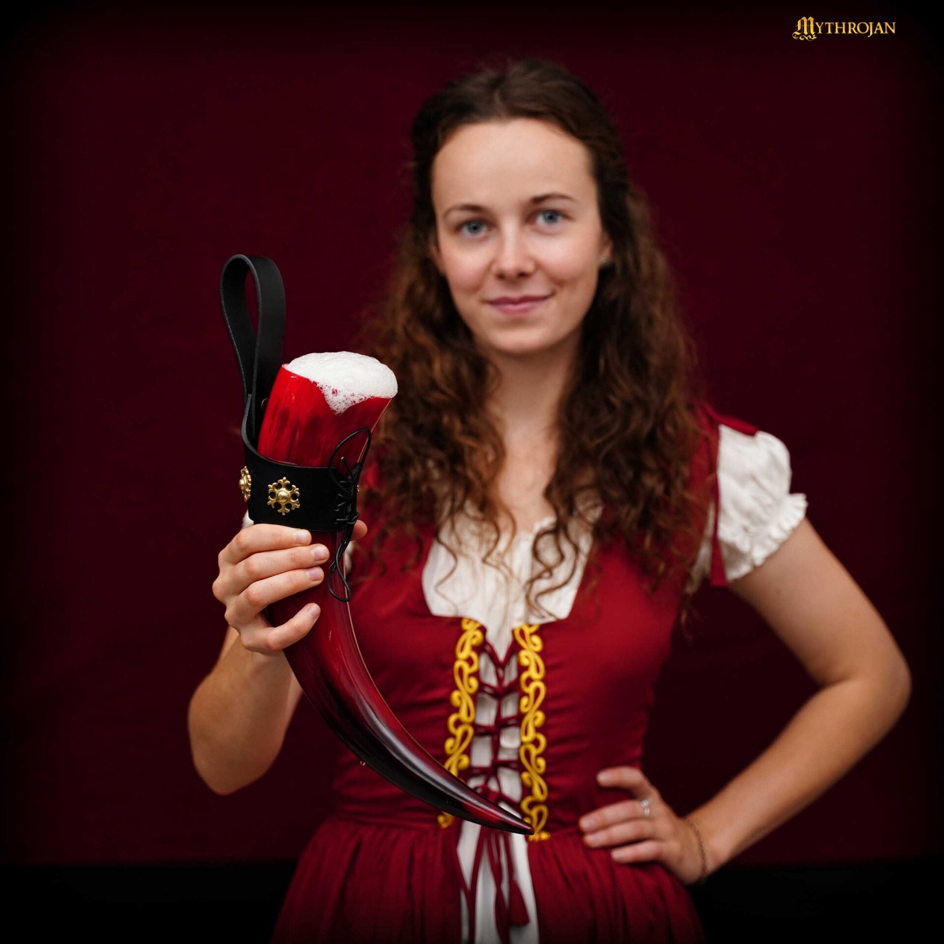 Imagen única de: Taza Medieval – Cuerno Vikingo 400 ml Pulido con Soporte de Cuero Negro Rojo