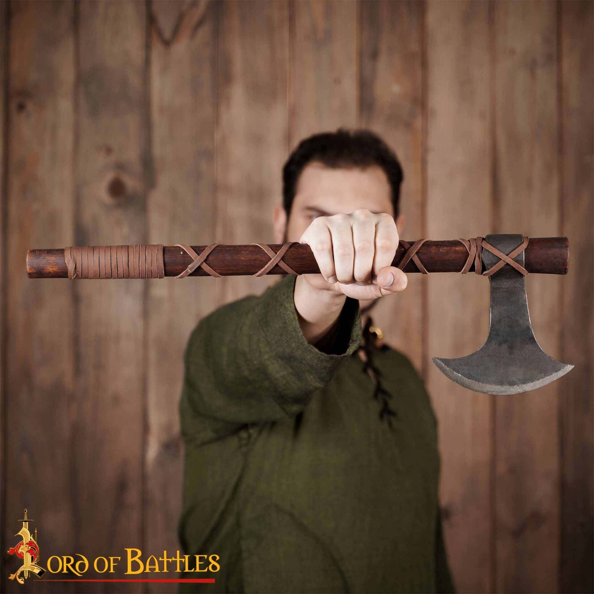 Hacha Vikinga Forjada a Mano - Cabeza de Acero Al Carbono con Mango de Madera Dura y Forrado de Cuero Auténtica Hacha de Batalla Nórdica para Larp, Camping y Exhibición - Imagen 17