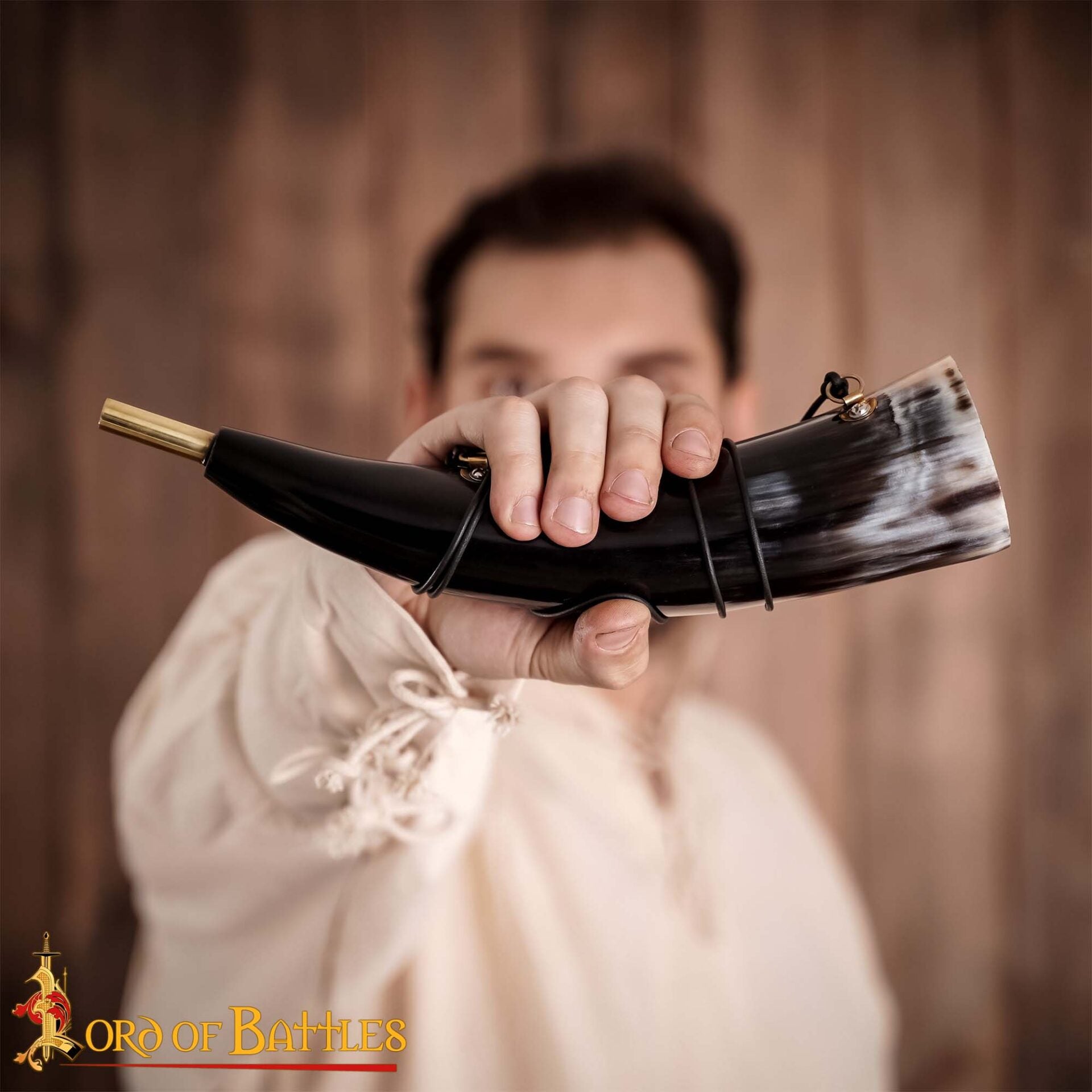 Imagen única de: Viking Blowing Horn - Bocina de Buey de Origen Ético con Boquilla de Latón