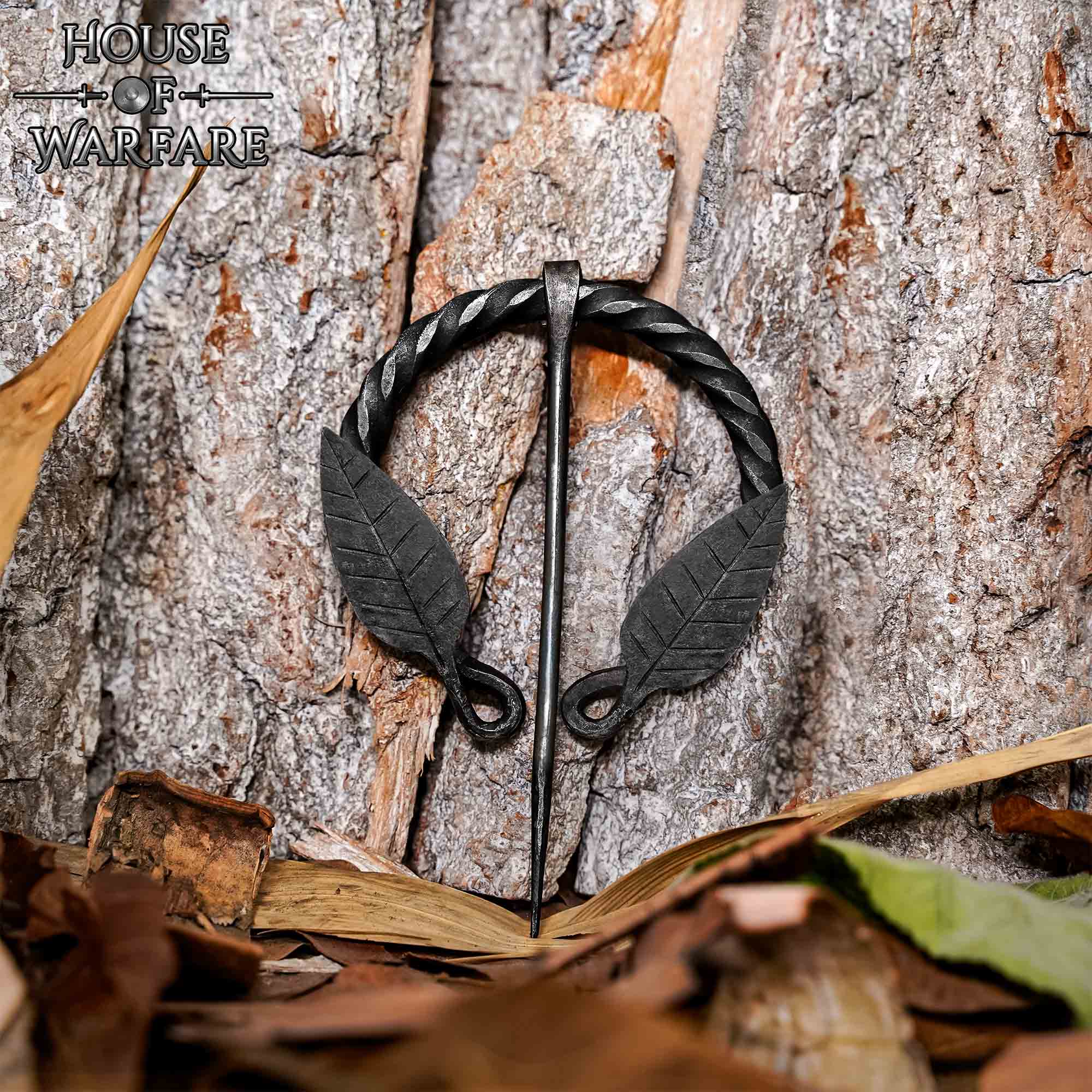 Imagen única de: Alfiler de Capa Medieval de Hierro Forjado a Mano con Motivo de Hojas - Broche de Fíbula Estilo Vikingo