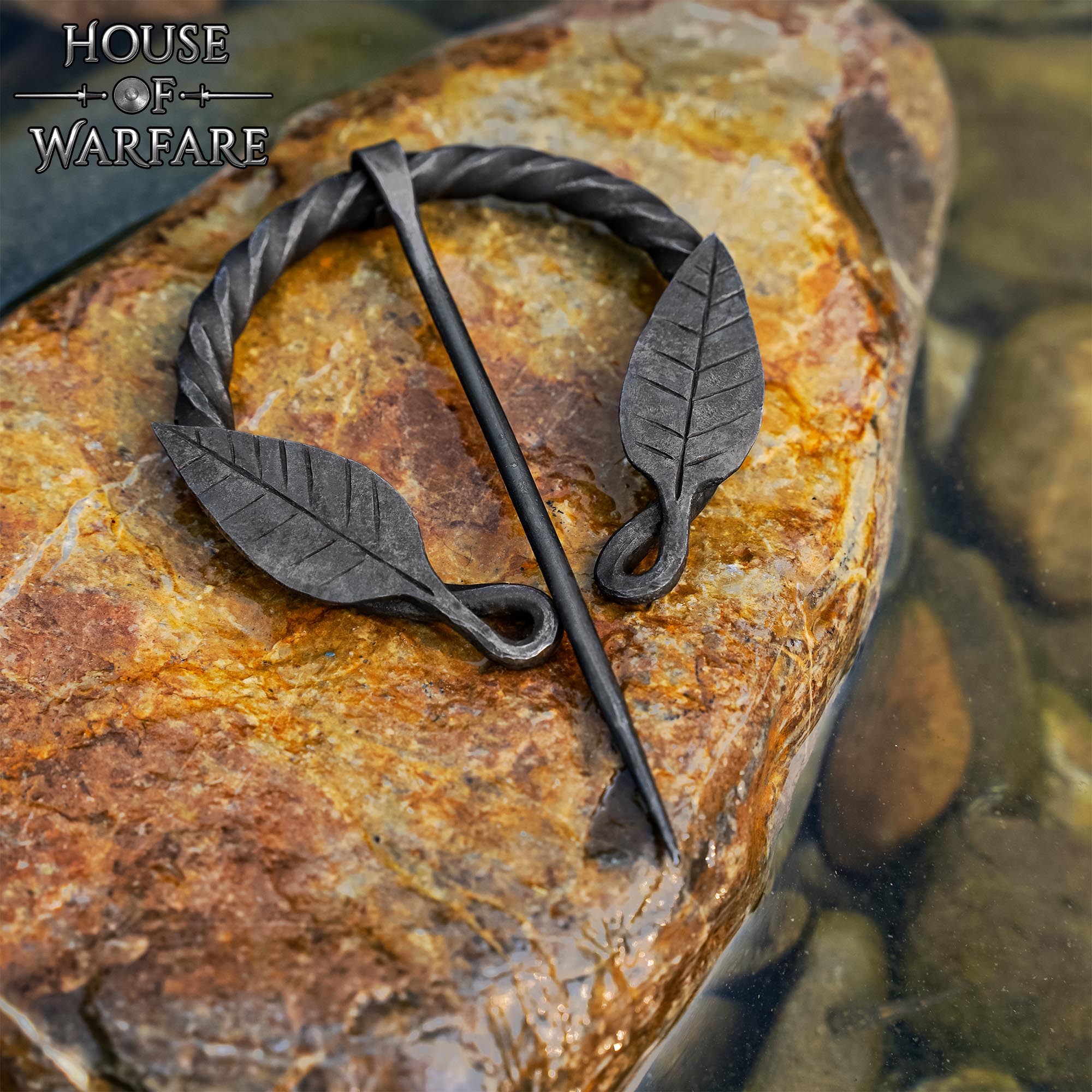 Imagen única de: Alfiler de Capa Medieval de Hierro Forjado a Mano con Motivo de Hojas - Broche de Fíbula Estilo Vikingo