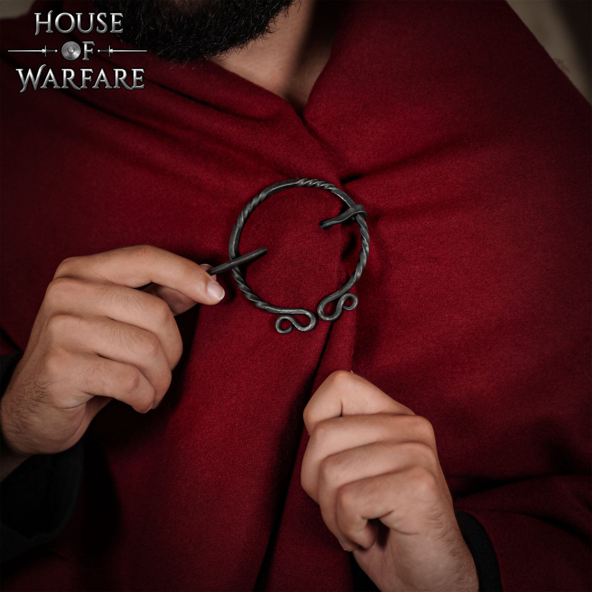 Imagen única de: Broche Vikingo de Hierro Forjado a Mano - Alfiler de Capa Medieval - Accesorio de Sujeción Nórdico Auténtico