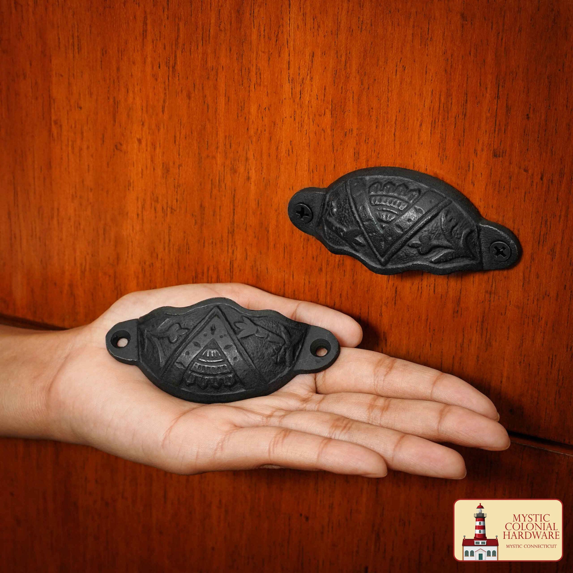 Imagen única de: Tirador de Hierro Fundido Rústico para Cajones, Ideal para Ambientes Victorianos, Coloniales, Retro, Steampunk, Góticos, Barrocos y Medievales, (8.4x3.5) Cm