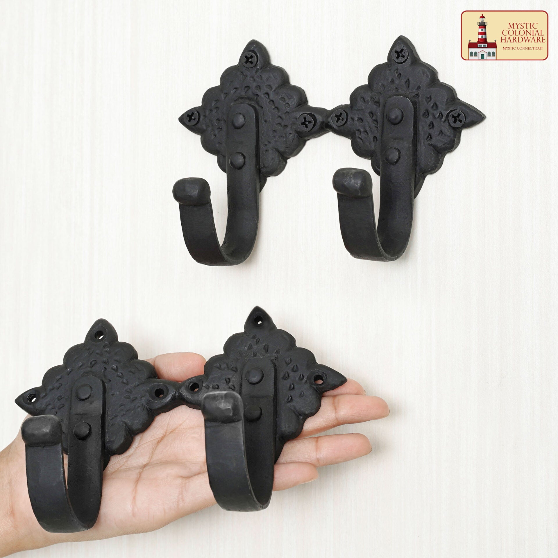 Imagen única de: Colonial Wrought Iron Wall Hooks - Juego de 2 Ganchos Negros Decorativos Forjados a Mano
