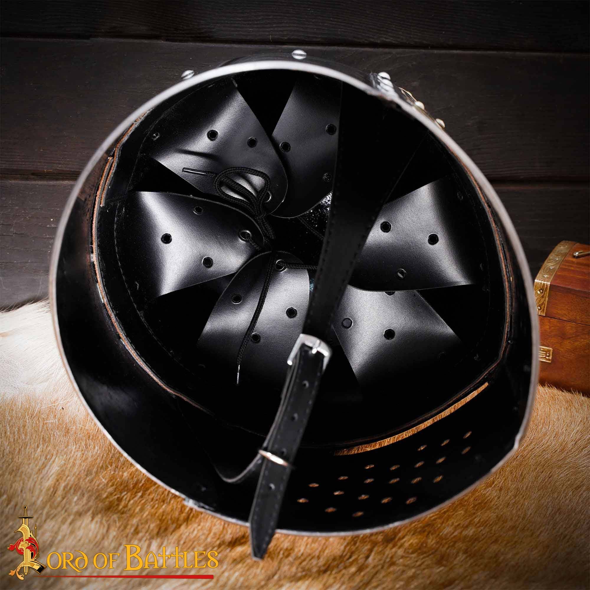 Gran Yelmo Cruzado de Latón del Siglo Xiii - Pulido con Adornos de Cruz de Latón - Imagen 8