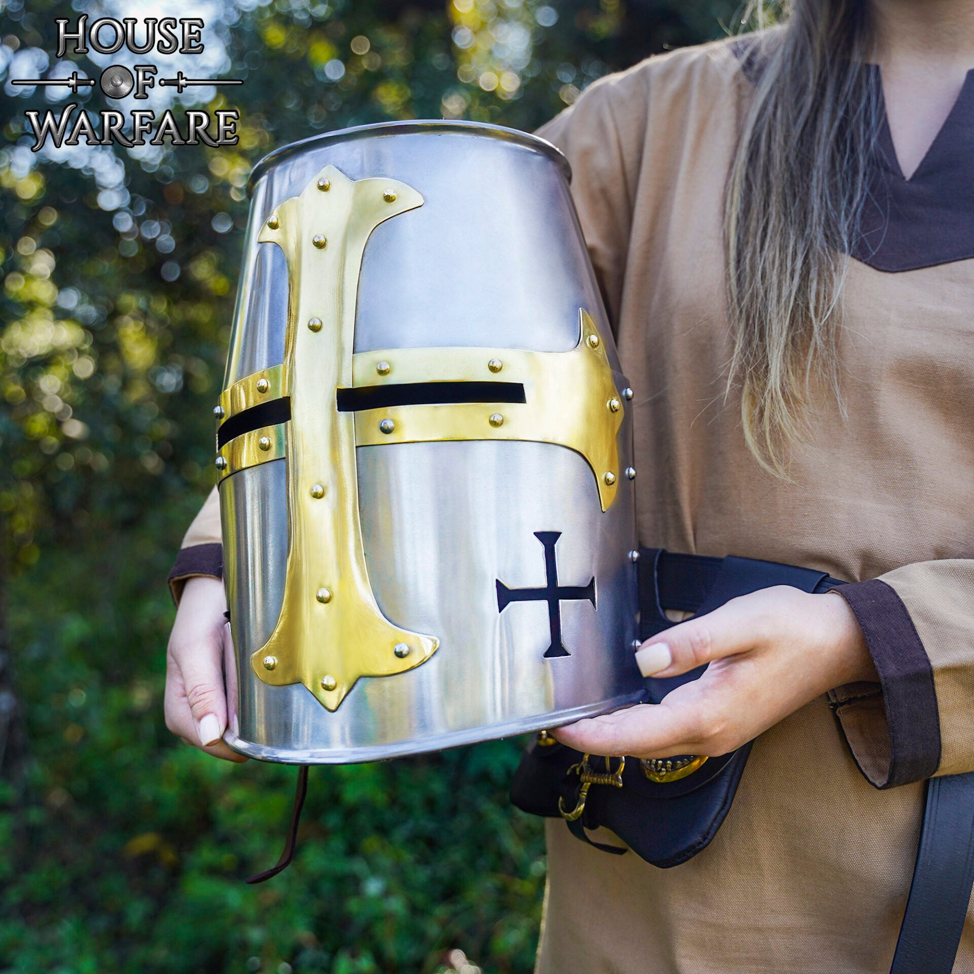 Imagen única de: Gran Yelmo de Cruzado con Cruz de Latón Estilo Siglos Xii-xiii