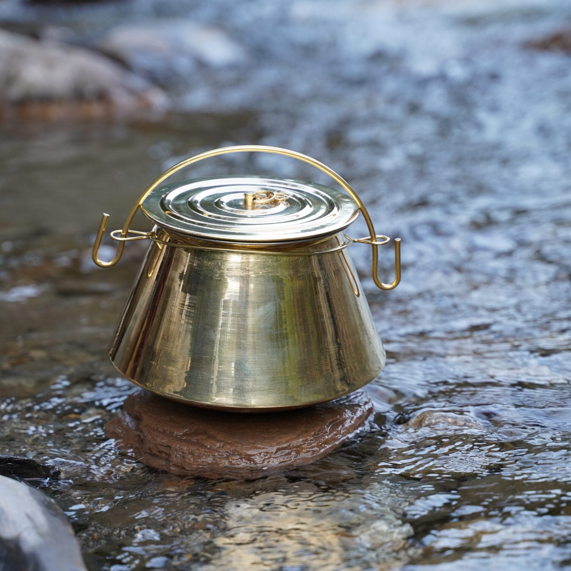 Imagen única de: Hervidor Medieval de Latón con Tapa - Olla Histórica para Cocinar Al Aire Libre y en Hogueras - Caldero de Latón Pulido Hecho a Mano