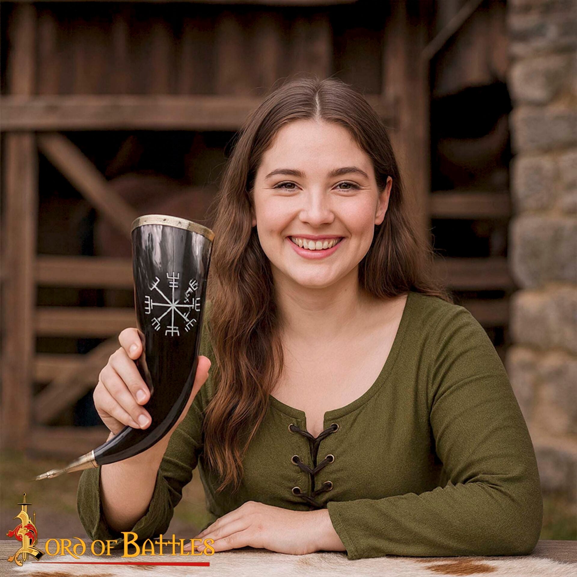 Cuerno Vikingo para Beber con Runa Vegvísir Grabada - Borde y Punta de Latón - Imagen 1