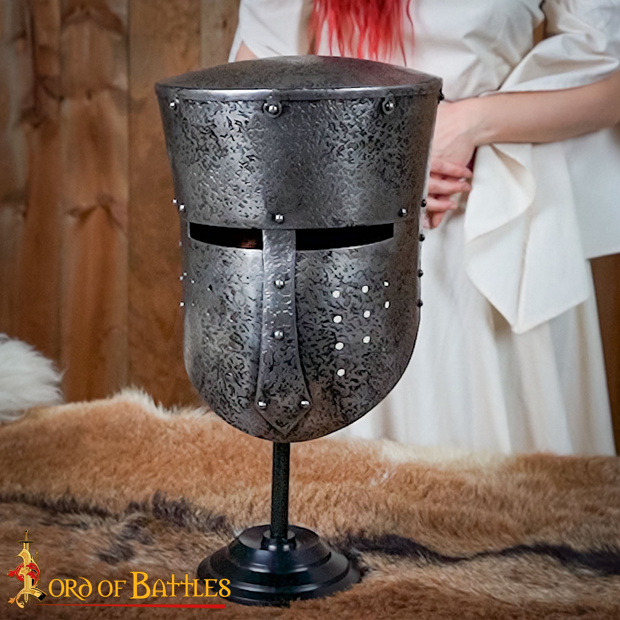 Imagen única de: Soporte para Casco de Hierro - 17 Pulgadas Acabado en Negro | Expositor Resistente para Cascos Medievales, Vikingos y de Fantasía