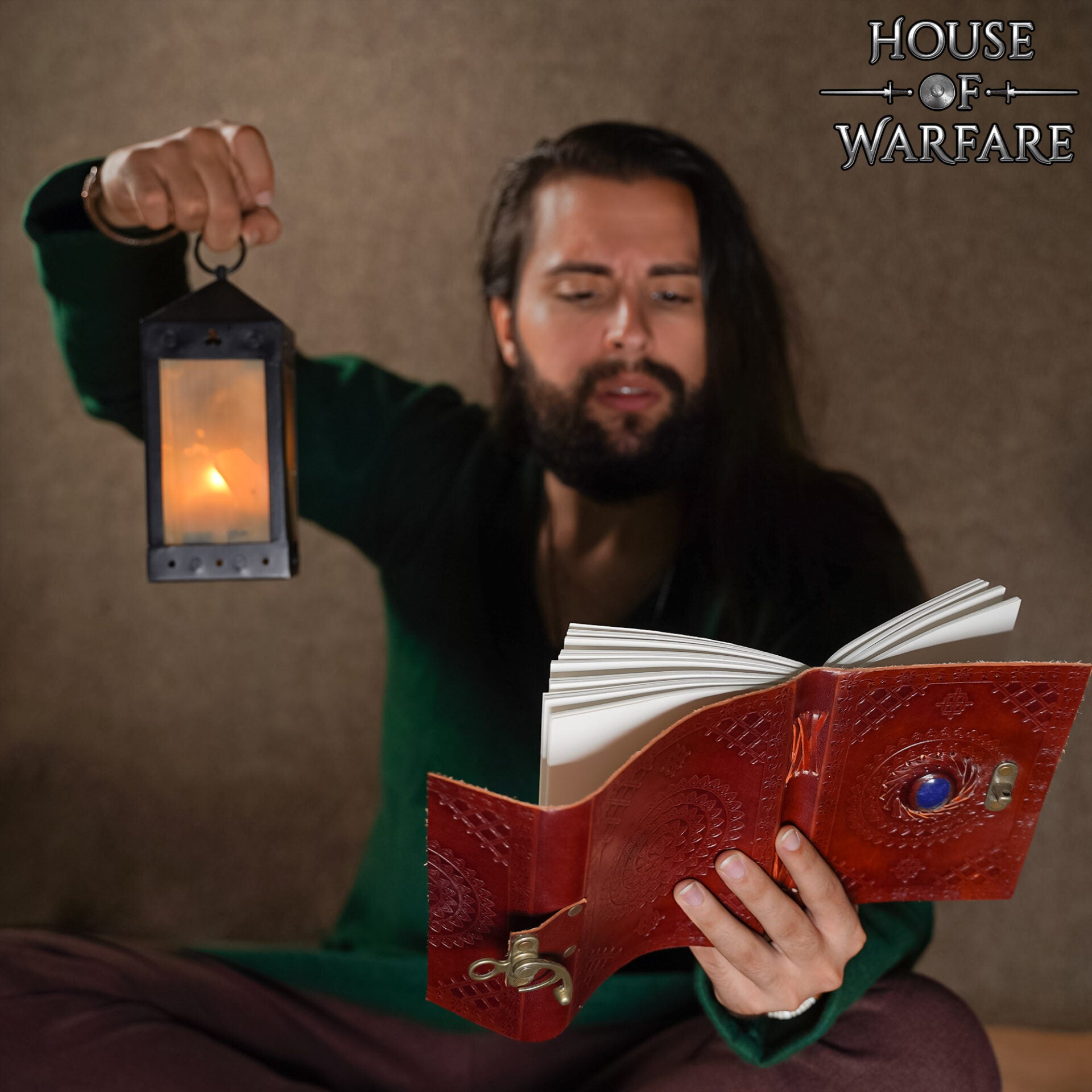 Imagen única de: Diario Medieval de Cuero Grabado con Piedra Azul - Diario Artesanal con Cerradura de Latón