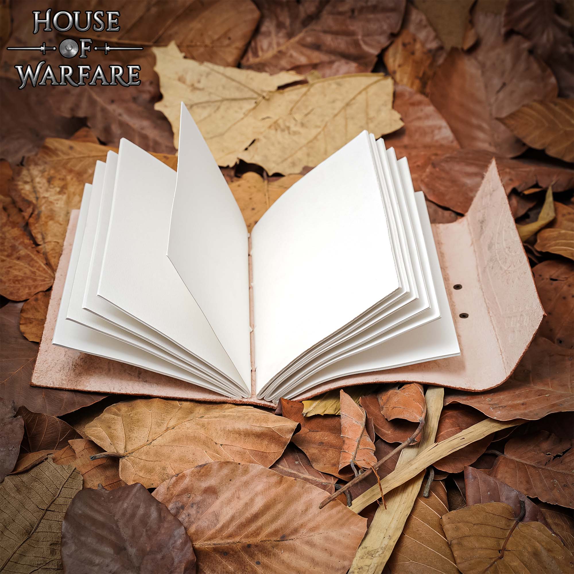 Imagen única de: Diario Medieval de Cuero Grabado con Piedra Azul - Diario Artesanal con Cerradura de Latón