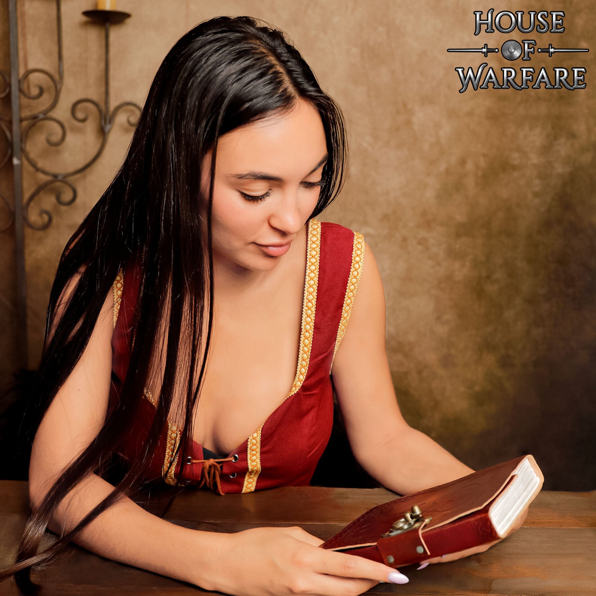 Imagen única de: Diario de Cuero Repujado Diosa Medieval - Diario Hecho a Mano con Cerradura de Latón